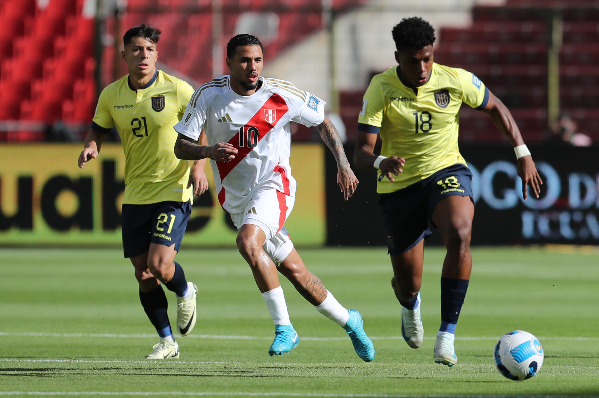 John Mercado (d) de Ecuador disputa un balón con Sergio Peña (c) de Perú en un partido de las eliminatorias sudamericanas para el Mundial de 2026. EFE/ José Jácome