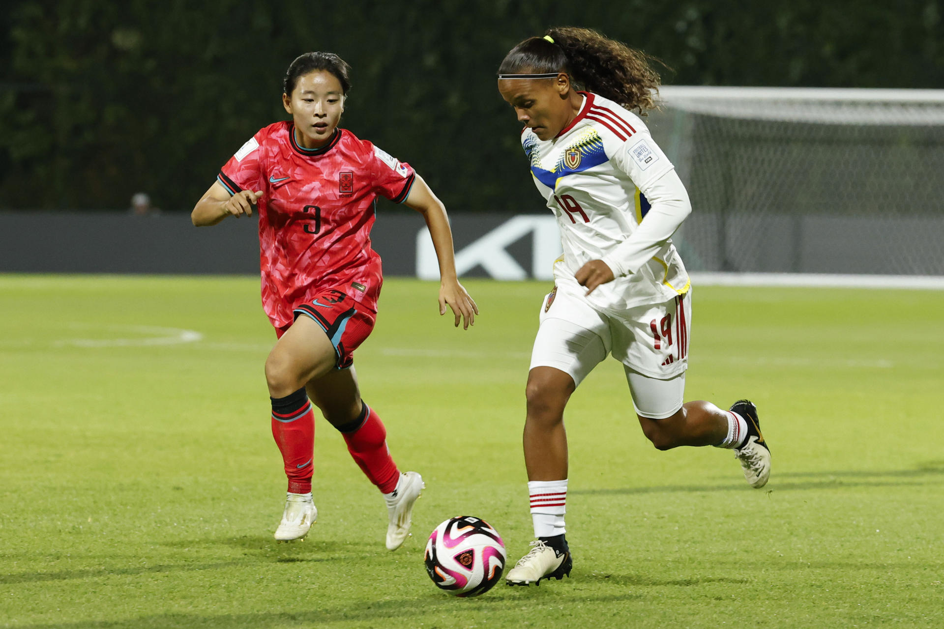 Damin Yang (i) de República de Corea disputa un balón con Francelis Graterol de Venezuela en un partido del grupo D de la Copa Mundial Femenina sub-20. EFE/ Mauricio Dueñas Castañeda