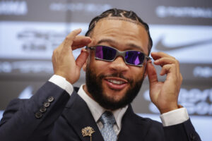 El delantero neerlandés Memphis Depay fue presentado este jueves como nuevo refuerzo del Corinthians en el estadio Neo Química Arena, en Sao Paulo. EFE/ Sebastião Moreira