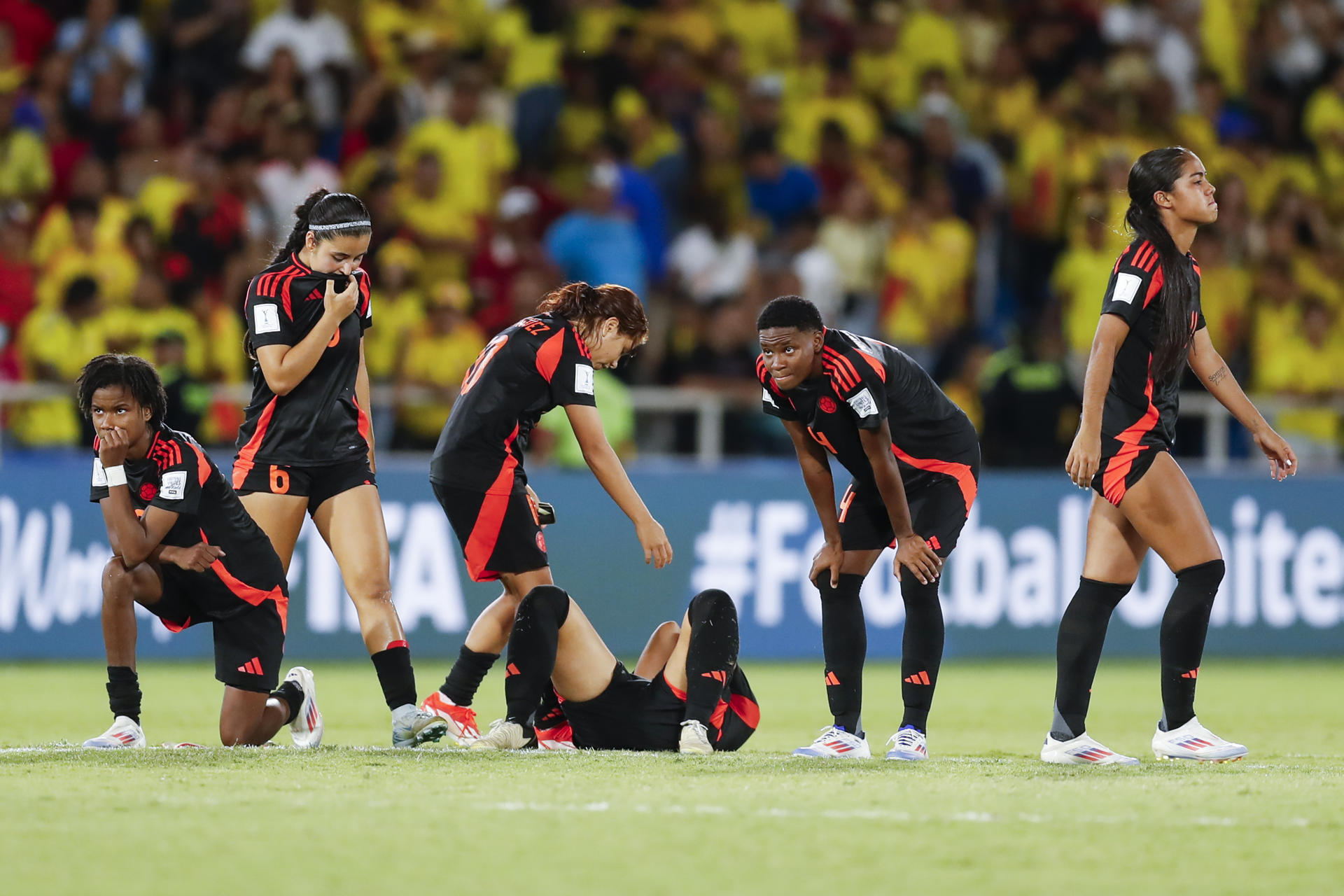 Las jugadoras de la selección sub-20 de Colombia reflejan este domingo en Cali su desconsuelo al caer en tanda de penaltis por 3-0 ante Países Bajos en el partido por un cupo en las semifinales del Mundial de Colombia. EFE/ Ernesto Guzmán Jr. 