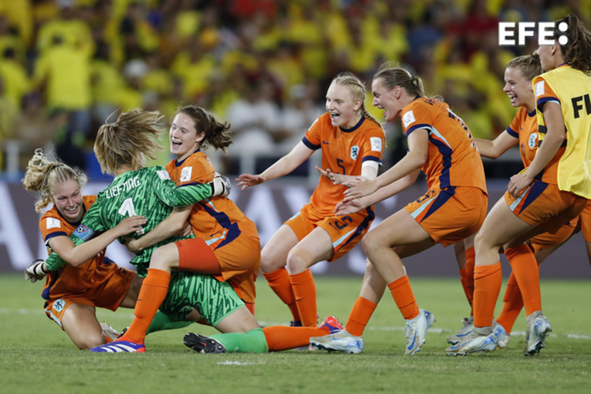 Las jugadoras de Países Bajos conmemoran este domingo la clasificación en Cali a las semifinales del Mundial sub-20 con la portera Femke Liefting, quien detuvo dos lanzamientos en la tanda de penaltis a las colombianas. EFE/ Ernesto Guzmán Jr.