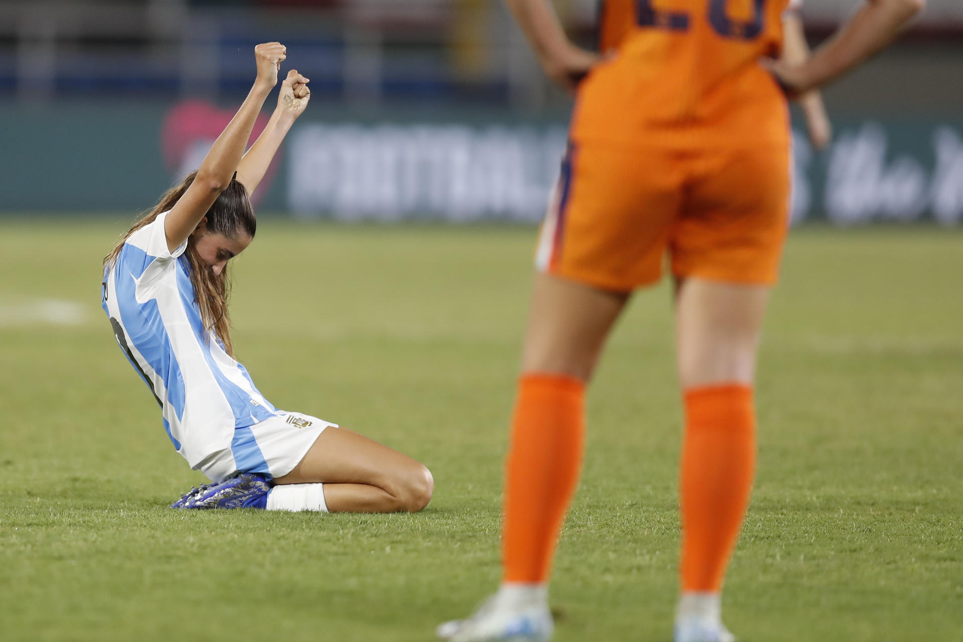 Denise Rojo (i), de Argentina, fue registrada este jueves, 5 de septiembre, al celebrar el empate contra Países Bajos, al final de un partido del grupo F del Mundial FIFA femenino sub-20, en el Pascual Guerrero de Cali (Colombia). EFE/Ernesto Guzmán Jr. 