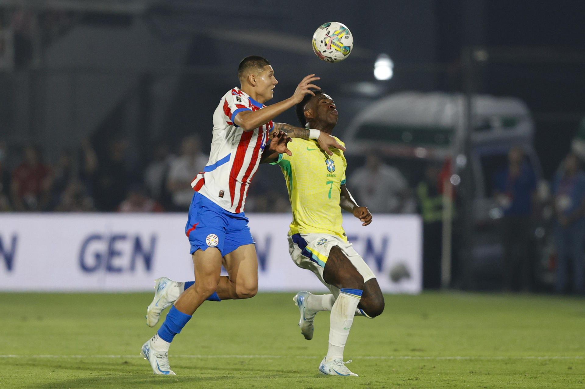 Juan José Cáceres (i) de Paraguay disputa el balón con Vinícius Júnior de Brasil en un partido de las eliminatorias sudamericanas para el Mundial de 2026. EFE/ Juan Pablo Pino 