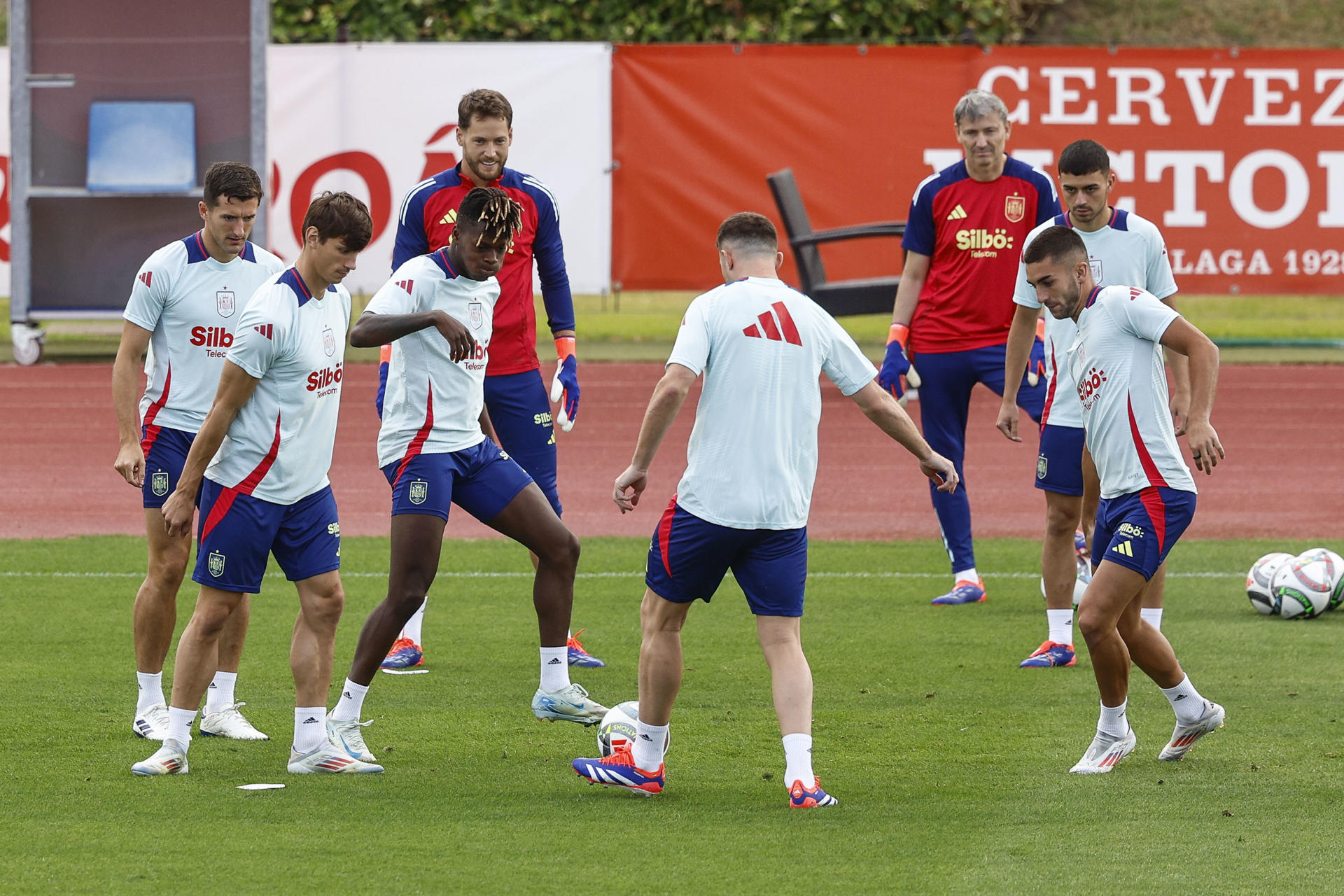 La selección española de fútbol participa en el último entrenamiento en la Ciudad del Fútbol de Las Rozas, este miércoles, antes de trasladarse a Belgrado. EFE/ Rodrigo Jiménez 