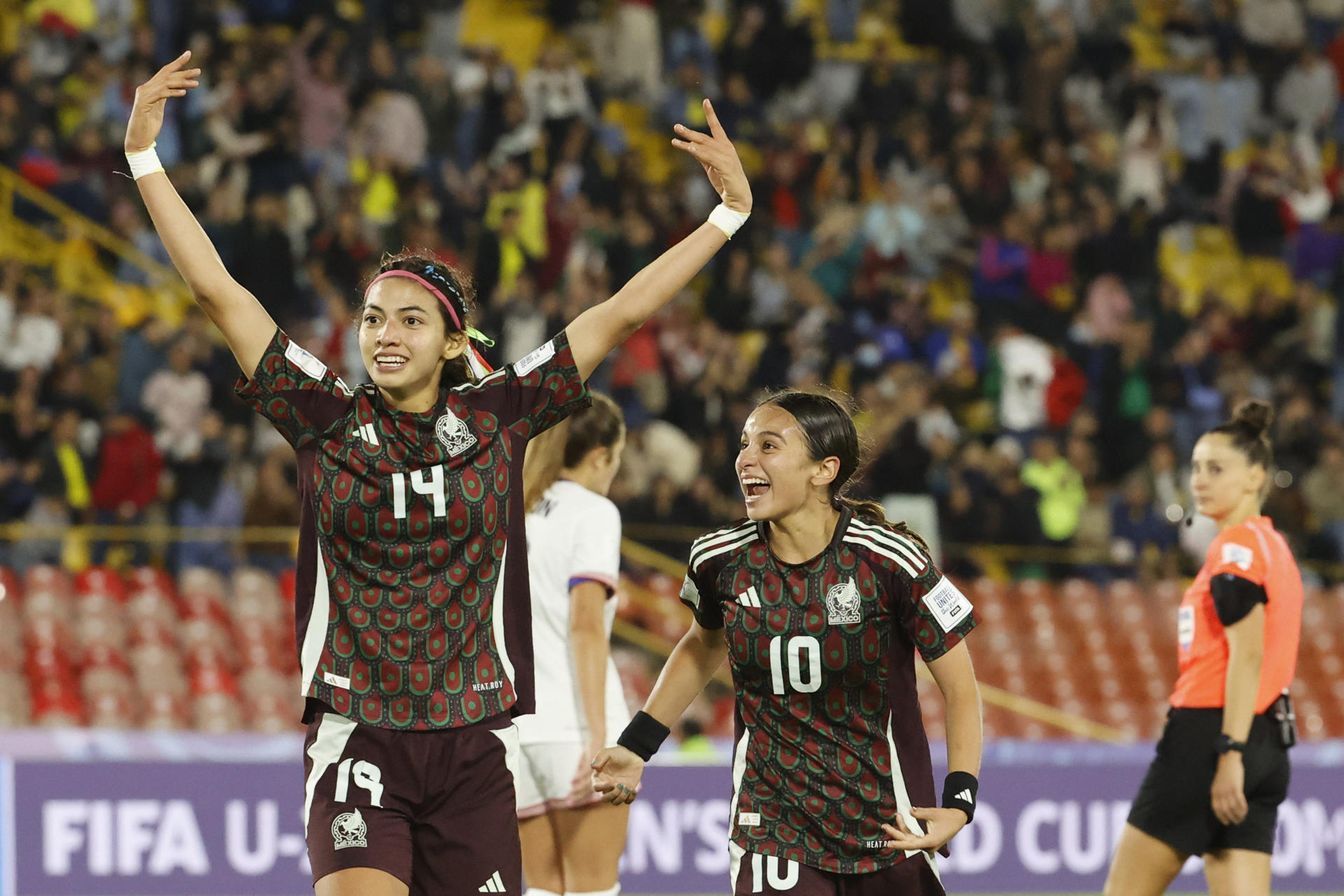 Montserrat Saldívar (i), una de las figuras de la selección sub-20 femenina de México. EFE/ Mauricio Dueñas Castañeda
