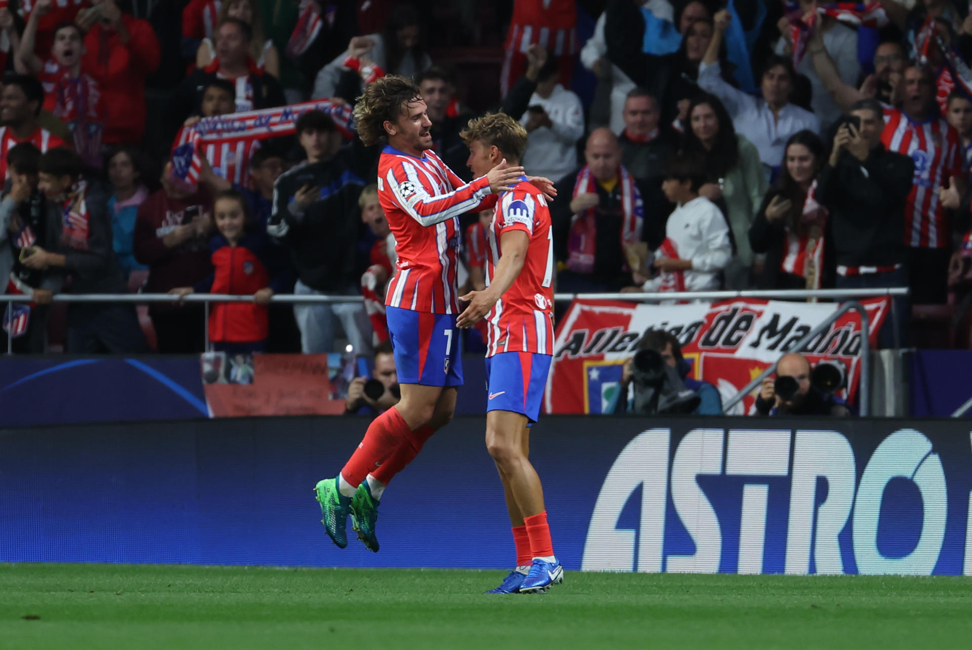 El delantero francés del Atlético de Madrid Antoine Griezmann celebra tras anotar un gol, con su compañero Marcos Llorente (i) este jueves, durante el partido de la Liga de Campeones UEFA, entre el Atlético de Madrid y el RB Leipzig, en el estadio Cívitas Metropolitano de Madrid. EFE/ Kiko Huesca 