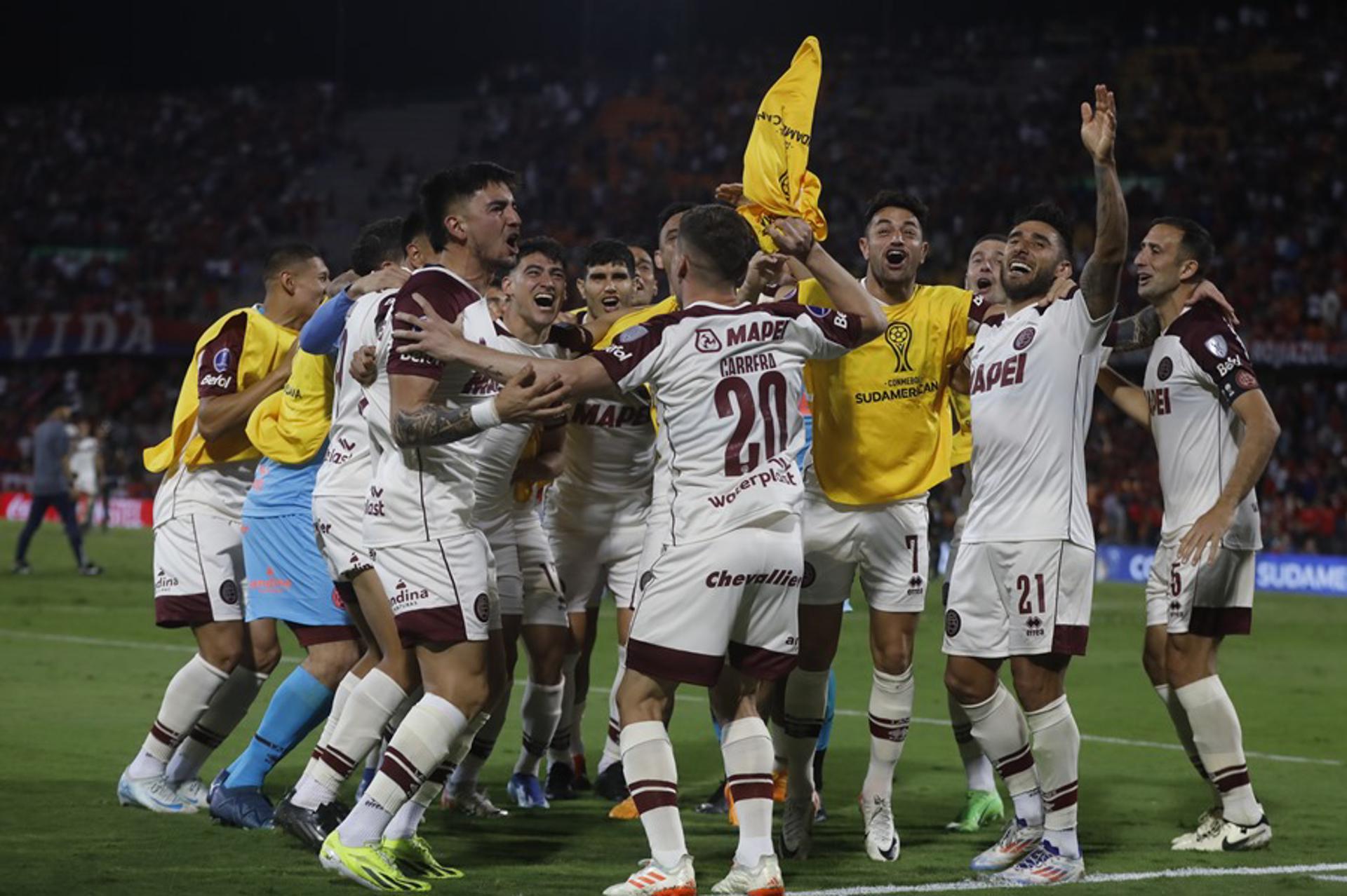 Jugadores de Lanús celebran su victoria en la serie de penaltis en el partido de vuelta de cuartos de final de la Copa Sudamericana. EFE/ Luis Eduardo Noriega Arboleda