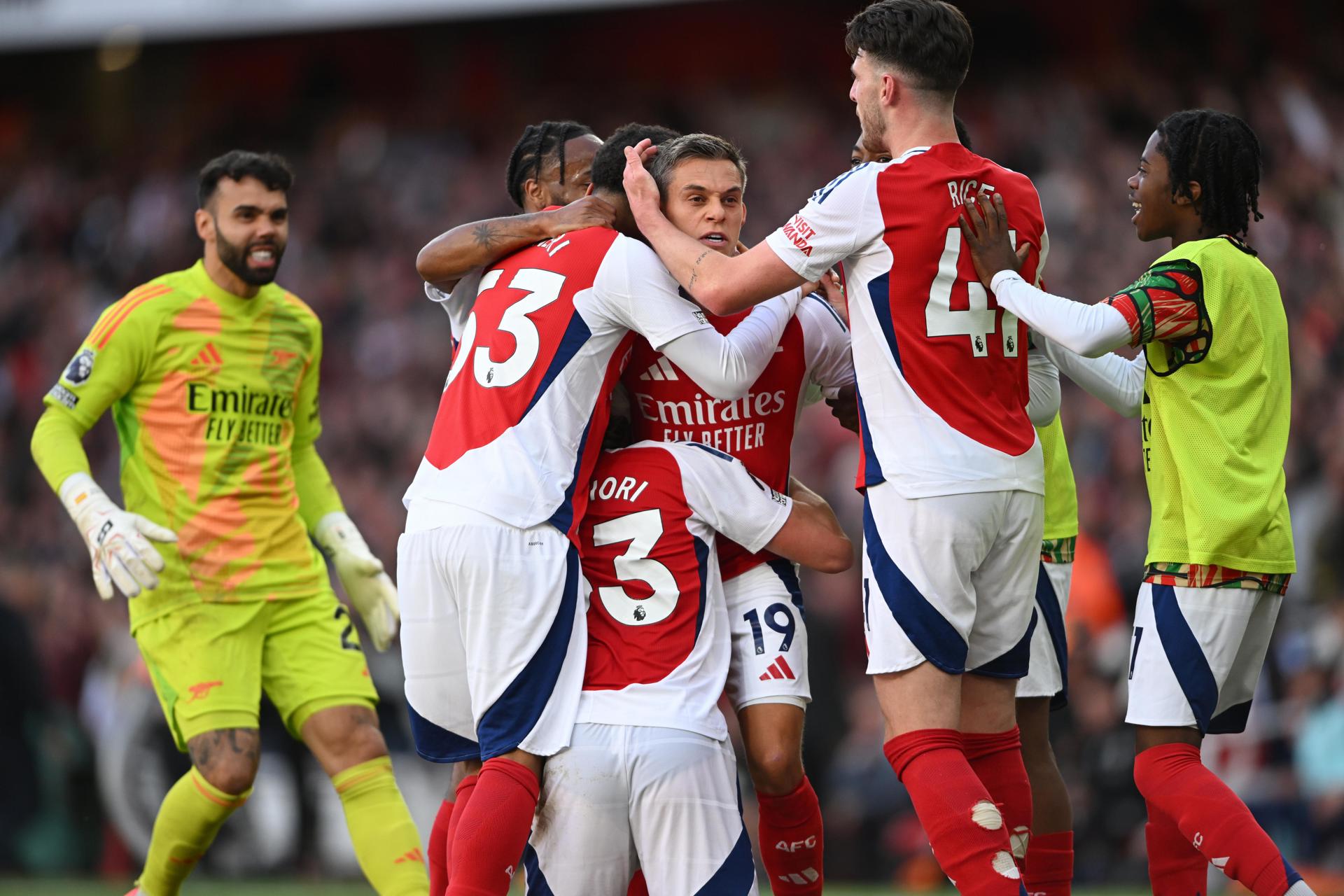 Los jugadores del Arsenal celebran el gol de Kai Havertz (C) durante el partido de la Premier League que han jugado Arsenal FC y Leicester FC, en Londres, Reino Unido. EFE/EPA/DANIEL HAMBURY
