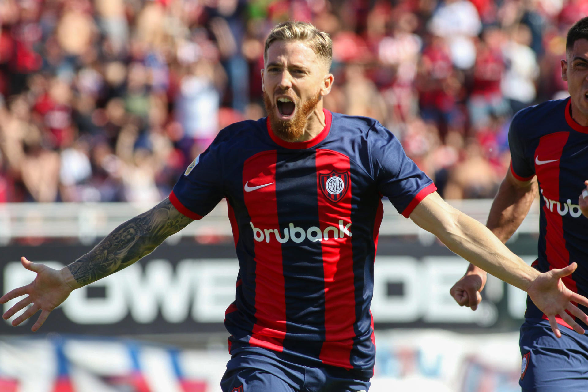 El español Íker Muniain selló este sábado el triunfo de San Lorenzo con su primer doblete en Argentina. EFE/STR
