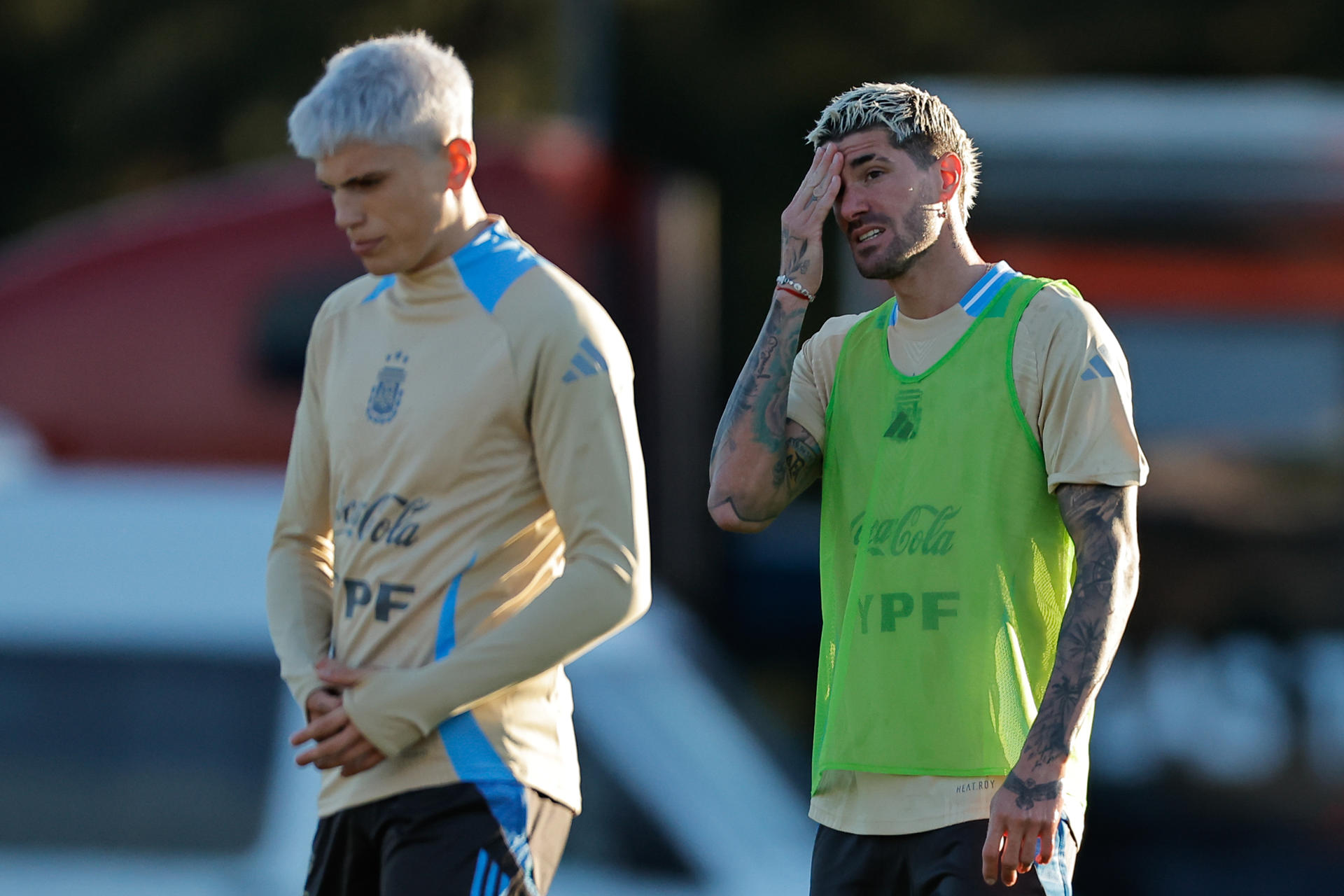 Alejandro Garnacho (i) y Rodrigo De Paul toman una pausa este martes durante un entrenamiento de la selección de Argentina en Buenos Aires. EFE/ Juan Ignacio Roncoroni 