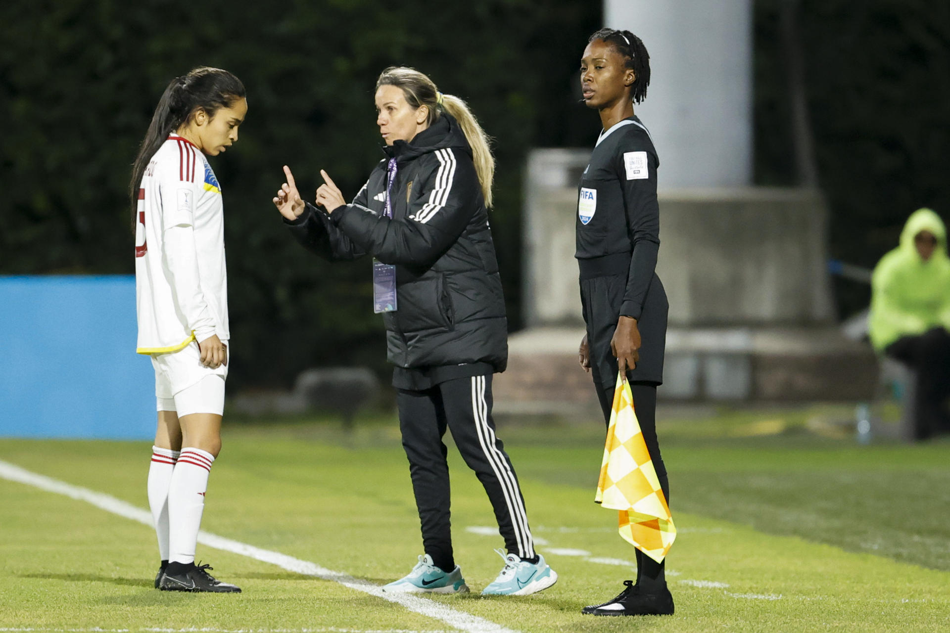 La seleccionadora de Venezuela Pamela Conti (c) da indicaciones a Nazly Sánchez en un partido del grupo D de la Copa Mundial Femenina sub-20. EFE/ Mauricio Dueñas Castañeda