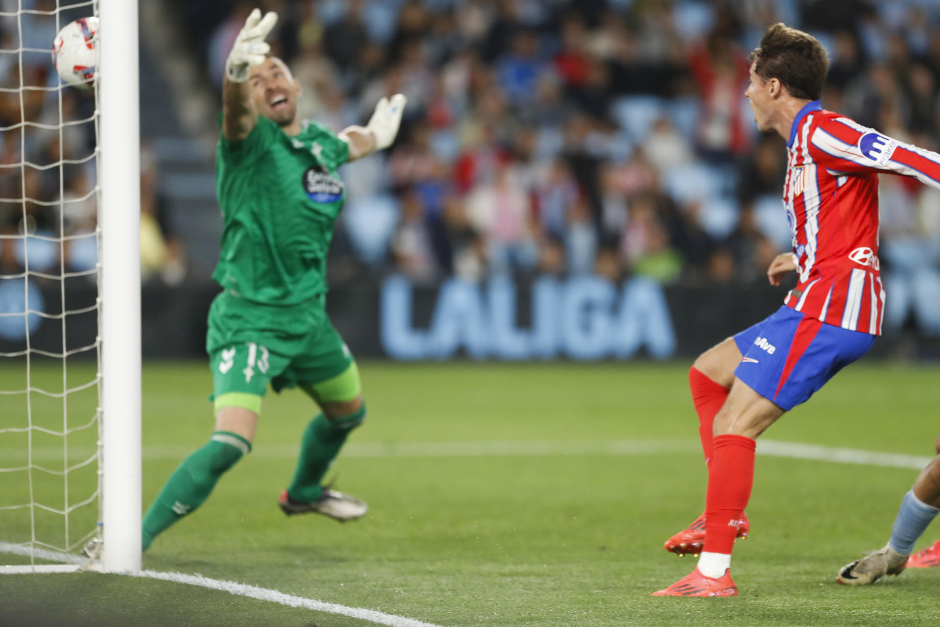 VIGO (PONTEVEDRA), 26/09/2024.- El delantero argentino del Atlético de Madrid Julián Álvarez (d) marca su gol durante el partido de LaLiga en Primera División que Celta de Vigo y Atlético de Madrid disputan este jueves en el estadio de Balaídos. EFE/Salvador Sas 