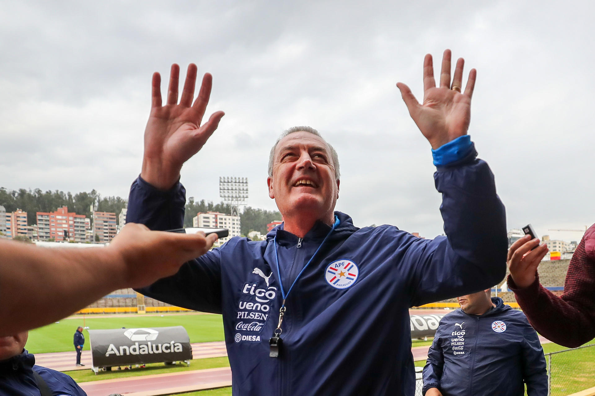El entrenador de la selección paraguaya de fútbol Gustavo Alfaro, saluda a aficionados al final de un entrenamiento. EFE/José Jácome 