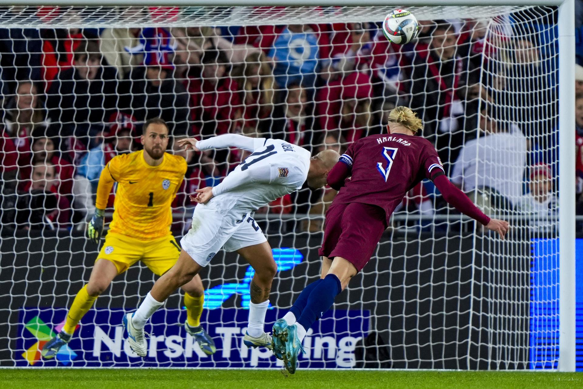 Erling Haaland cabecea a la portería de Jan Oblak. EFE/EPA/Fredrik Varfjell.