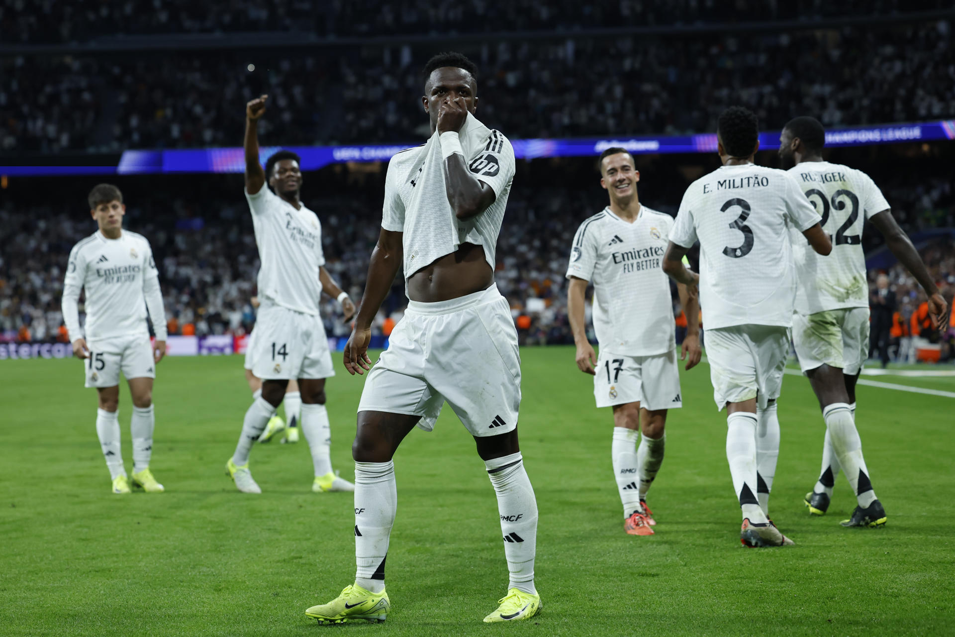 El delantero del Real Madrid Vinicius Jr. celebra su tercer gol, quinto del equipo blanco, durante el encuentro correspondiente a la fase regular de la Liga de Campeones entre Real Madrid y Borussia Dortmund, este martes en el estadio Santiago Bernabéu, en Madrid. EFE/Kiko Huesca 
