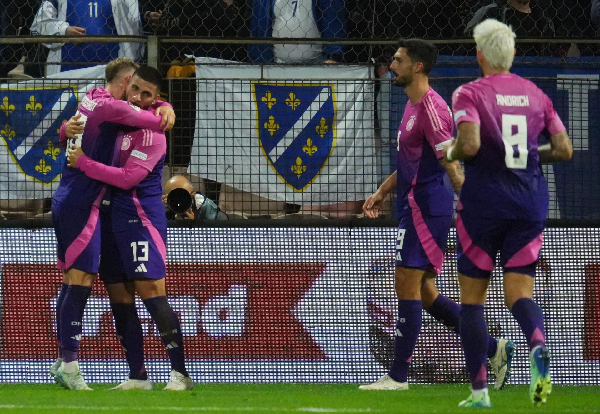 Deniz Undav celebra uno de sus dos goles con sus compañeros. EFE/EPA/NIDAL SALJIC 