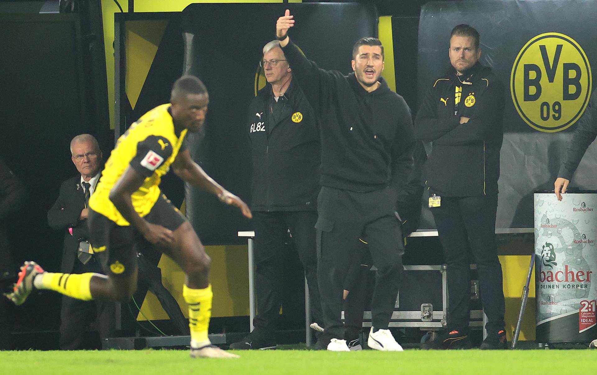 Nuri Sahin da instrucciones durante el partido. EFE/EPA/FRIEDEMANN VOGEL. 