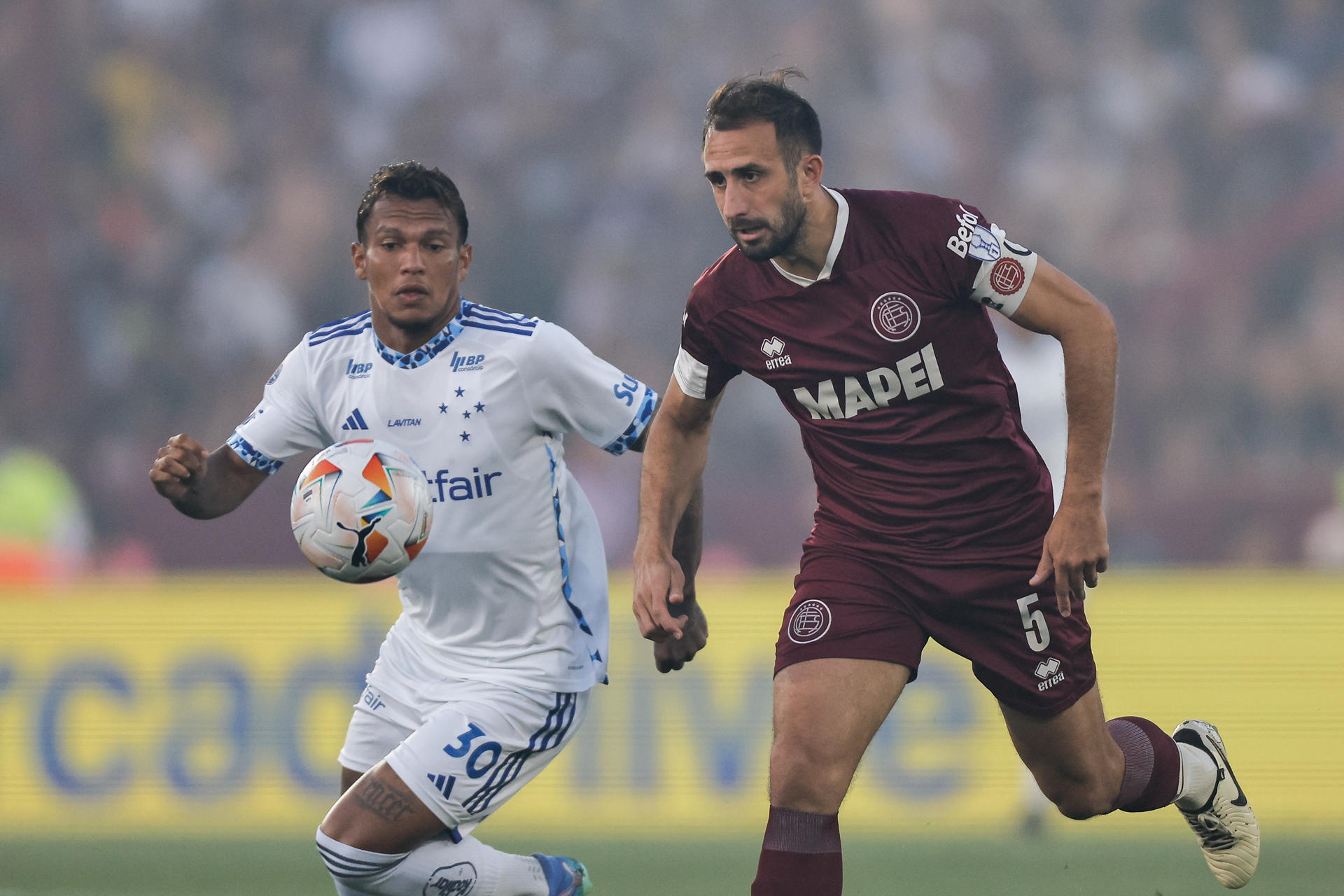 Carlos Izquierdoz (d) de Lanús disputa un balón Gabriel Veron de Cruzeiro en un partido de las semifinales de la Copa Sudamericana. EFE/ Juan Ignacio Roncoroni