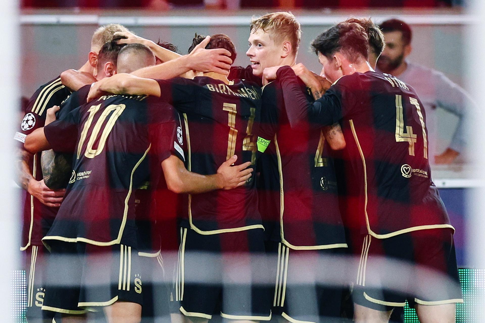 Los jugadores del Sparta de Praga celebran el 1-1 durante el partido de la segunda jornada de la UEFA Champions League que han jugado VFB Stuttgart y Sparta Prague, en Stuttgart, Alemania. EFE/EPA/ANNA SZILAGYI 