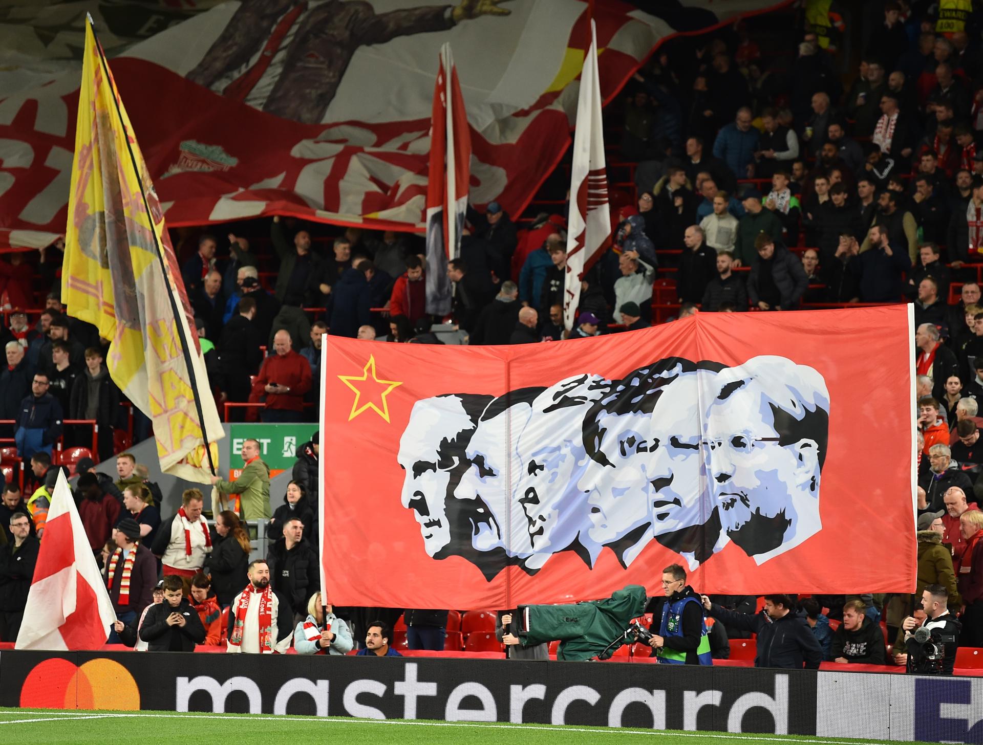 Hinchas del Liverpool durante el partido de la segunda jornada de la UEFA Champions League que han jugado Liverpool FC y Bologna FC 1909 en Liverpool, Reino UnidoEFE/EPA/PETER POWELL