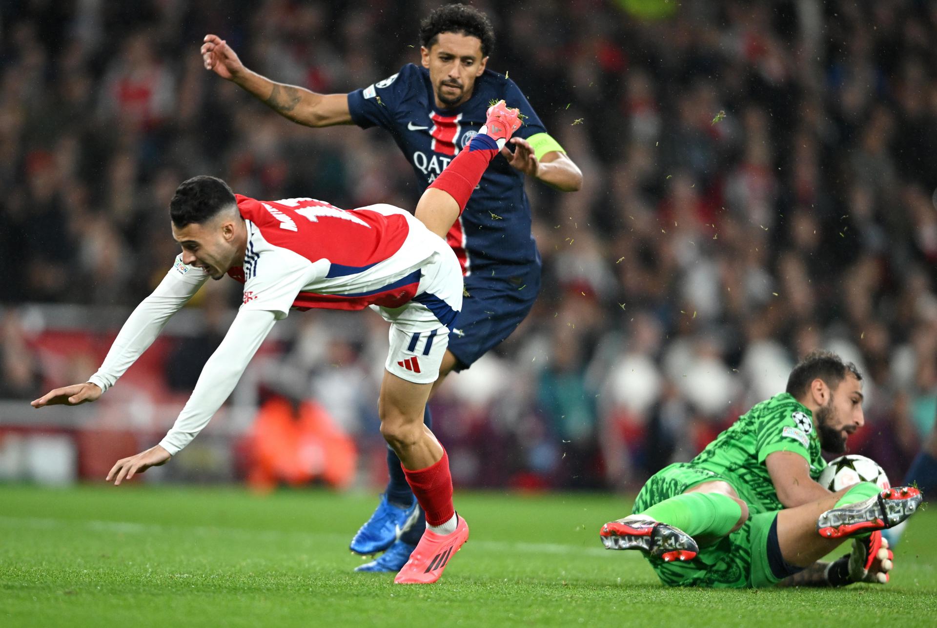 Gabriel Martinelli (I), del Arsenal, en acción ante el portero Gianluigi Donnarumma y el defensa Marquinhos durante el partido de la segunda jornada de la UEFA Champions League jugado en Londres, Reino Unido EFE/EPA/DANIEL HAMBURY 