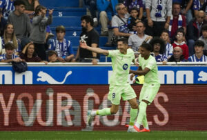 El delantero polaco del FC Barcelona Robert Lewandowski celebra con Lamine Yamal (d) el gol marcado ante el Alavés durante el partido de la novena jornada de Liga en el estadio de Mendizorrotza de Vitoria. EFE/L. Rico