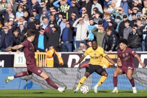 Wolverhampton (Reino Unido), 20/10/2024.- John Stones, jugador del Manchester City (I), durante el partido en el que su equipo ganó este domingo al Wolverhampton por 1-2. EFE/EPA/TIM KEETON