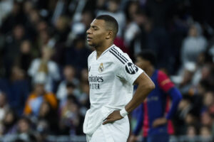 El delantero del Real Madrid Kylian Mbappé tras el partido de la jornada 11 de LaLiga EA Sports entre el Real Madrid y el FC Barcelona, este sábado en el estadio Santiago Bernabéu. EFE/Kiko Huesca