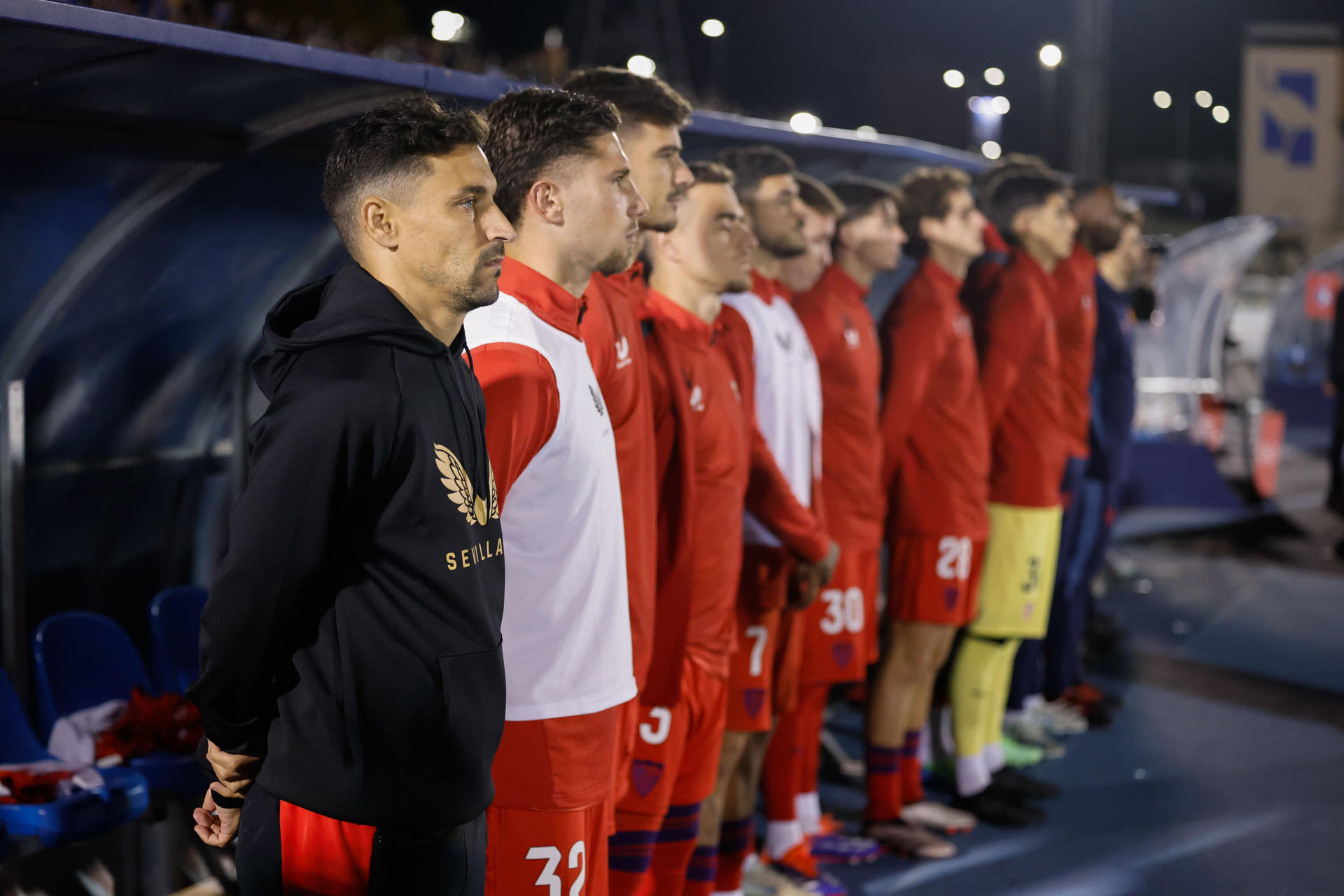Los jugadores del Sevilla guardan un minuto de silencio por las víctimas de la dana.-EFE/ Mariscal 