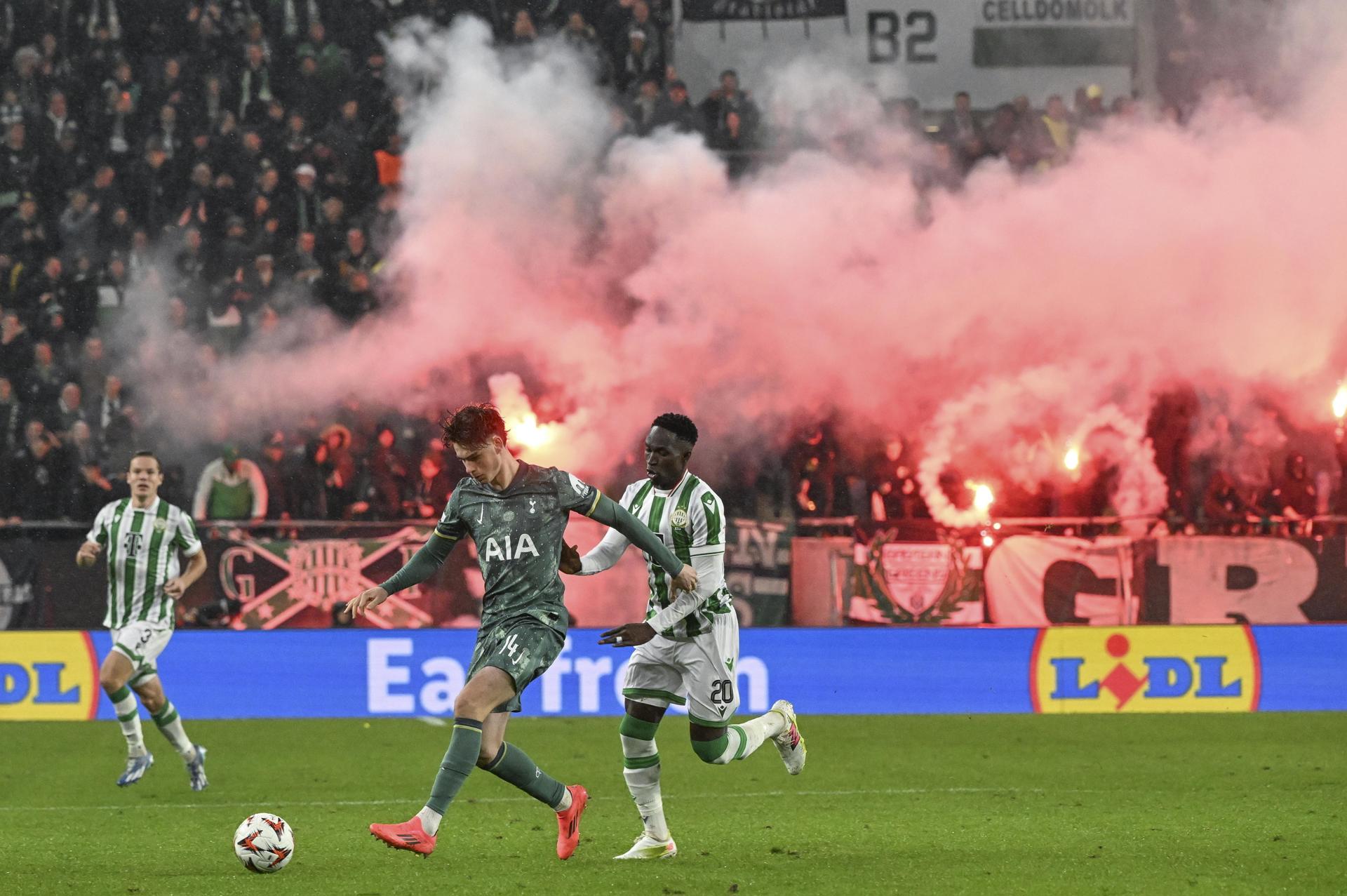 Adama Traore (d), del Ferencvaros, lucha por un balón con Archie Gray (i), del Tottenham Hotspur.EFE/EPA/Szilard Koszticsak HUNGARY OUT 