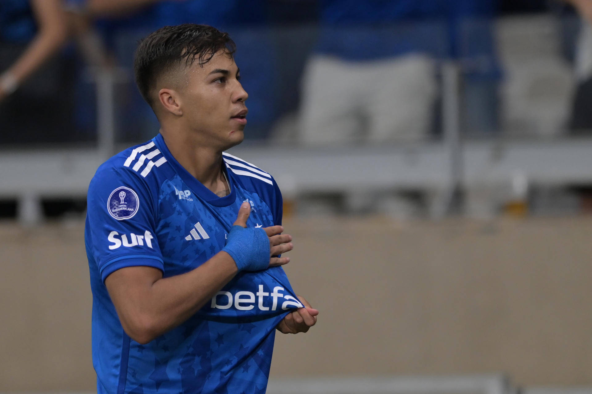 Kaio Jorge, delantero de Cruzeiro, fue registrado este miércoles,23 de octubre, al celebrar un gol que le anotó a Lanús de Argentina, durante el partido de ida de esta llave semifinal de la Copa Sudamericana, en el estadio Mineirao de Belo Horizonte (Brasil). EFE/Joao Guilherme 