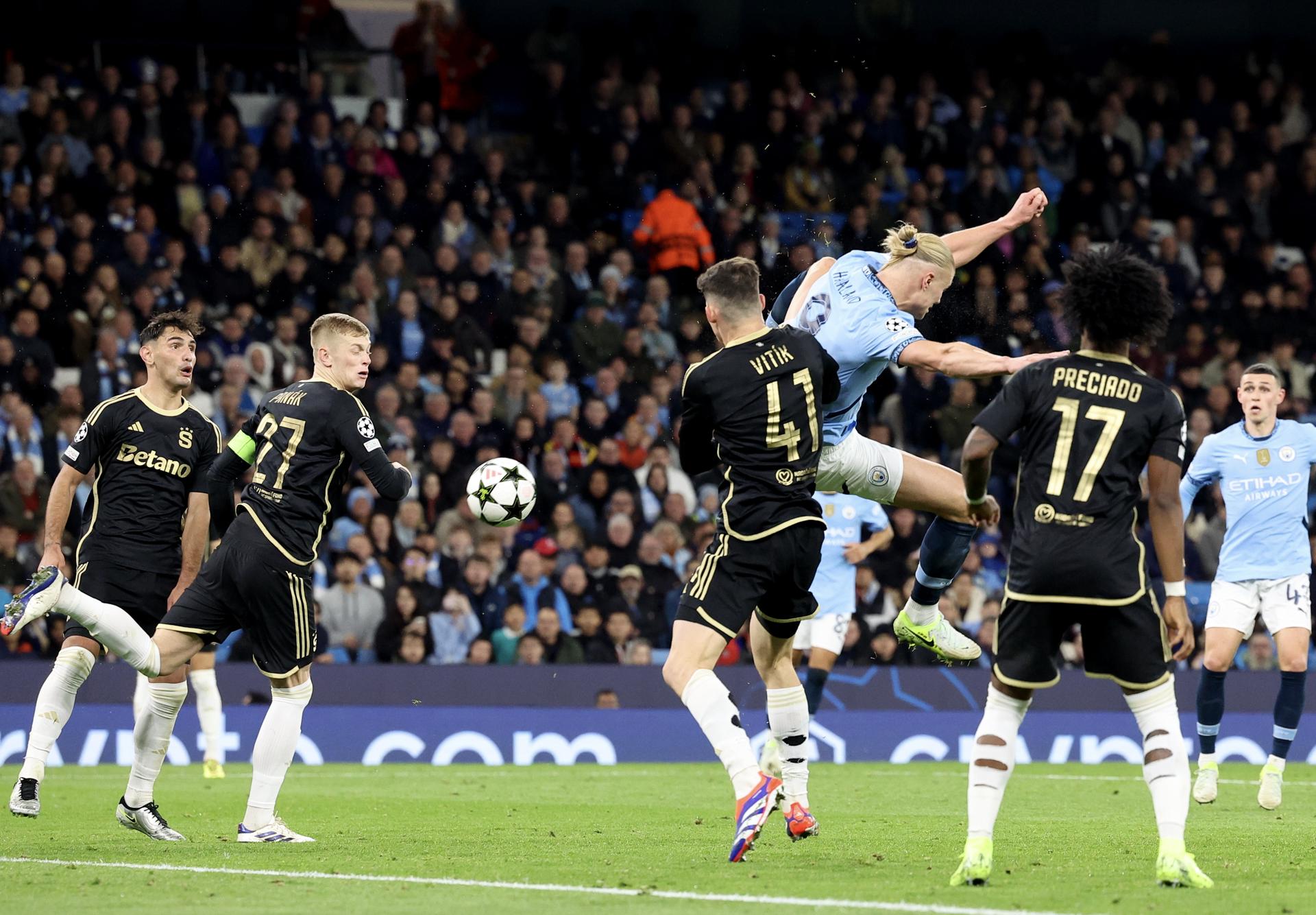 Erling Haaland (C-D) del Manchester City marca el 2-0 ante Martin Vitik (C) del Praga durante el partido de la Liga de Campeones de la UEFA entre el Manchester City y el Sparta de Praga en Manchester, Gran Bretaña, 23 de octubre de 2024. (Liga de Campeones, Reino Unido, Praga). EFE/EPA/ADAM VAUGHAN 