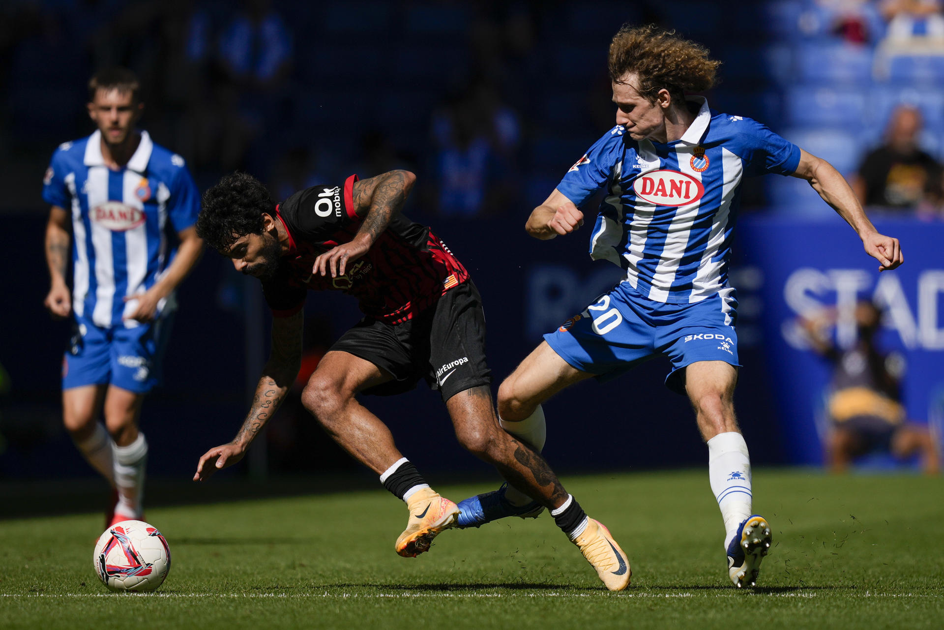El centrocampista checo del Espanyol Alex Kral (d) pelea un balón con el portugués Samuel Costa, del Mallorca, en el partido de LaLiga que se disputa este sábado en el RCDE Stadium. EFE/ Enric Fontcuberta