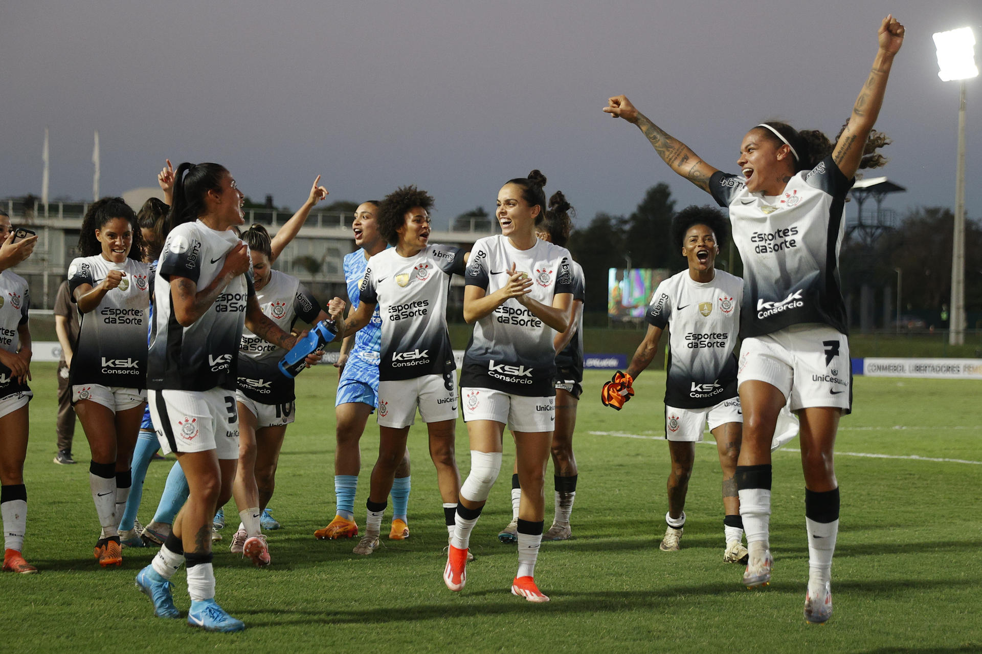 Jugadoras de Corinthians celebran la clasificación a semifinales de la Copa Libertadores Femenina. EFE/ Juan Pablo Pino 