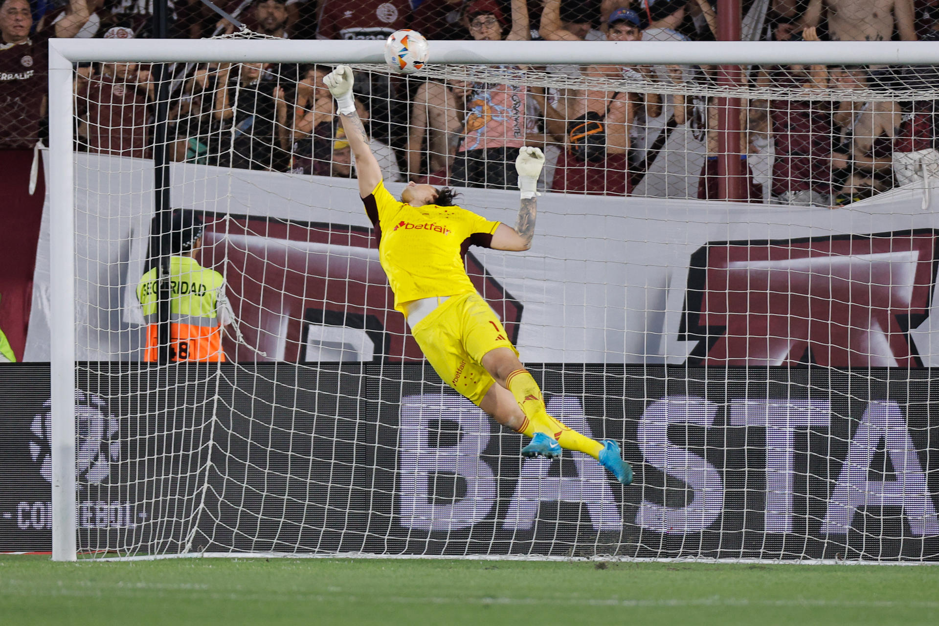 Cassio portero de Cruzeiro salta por el balón en un partido de las semifinales de la Copa Sudamericana. EFE/ Juan Ignacio Roncoroni