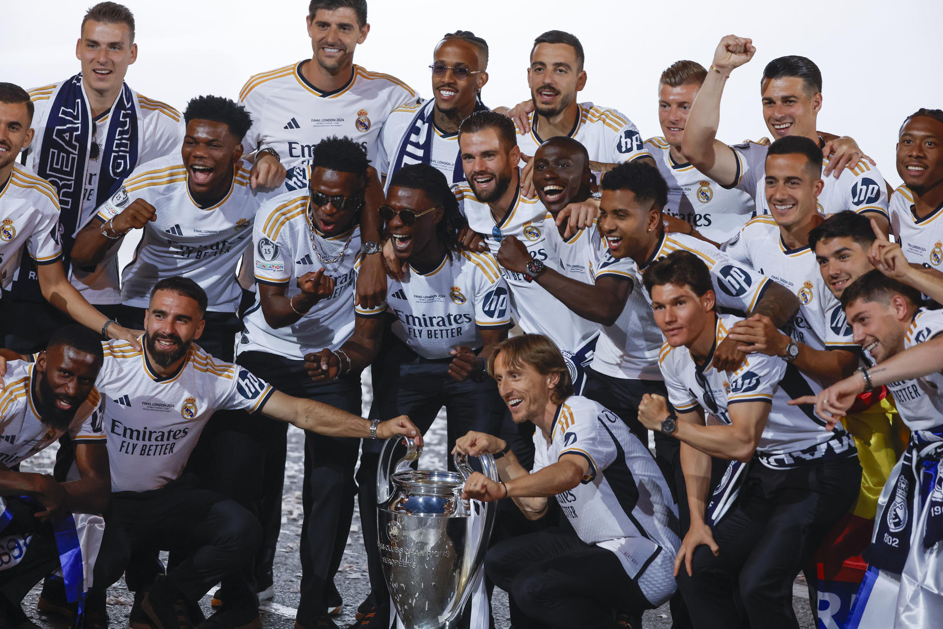 Los jugadores del Real Madrid durante la celebración de su victoria en la final de la Liga de Campeones, en una foto de archivo. EFE/JuanJo Martín 