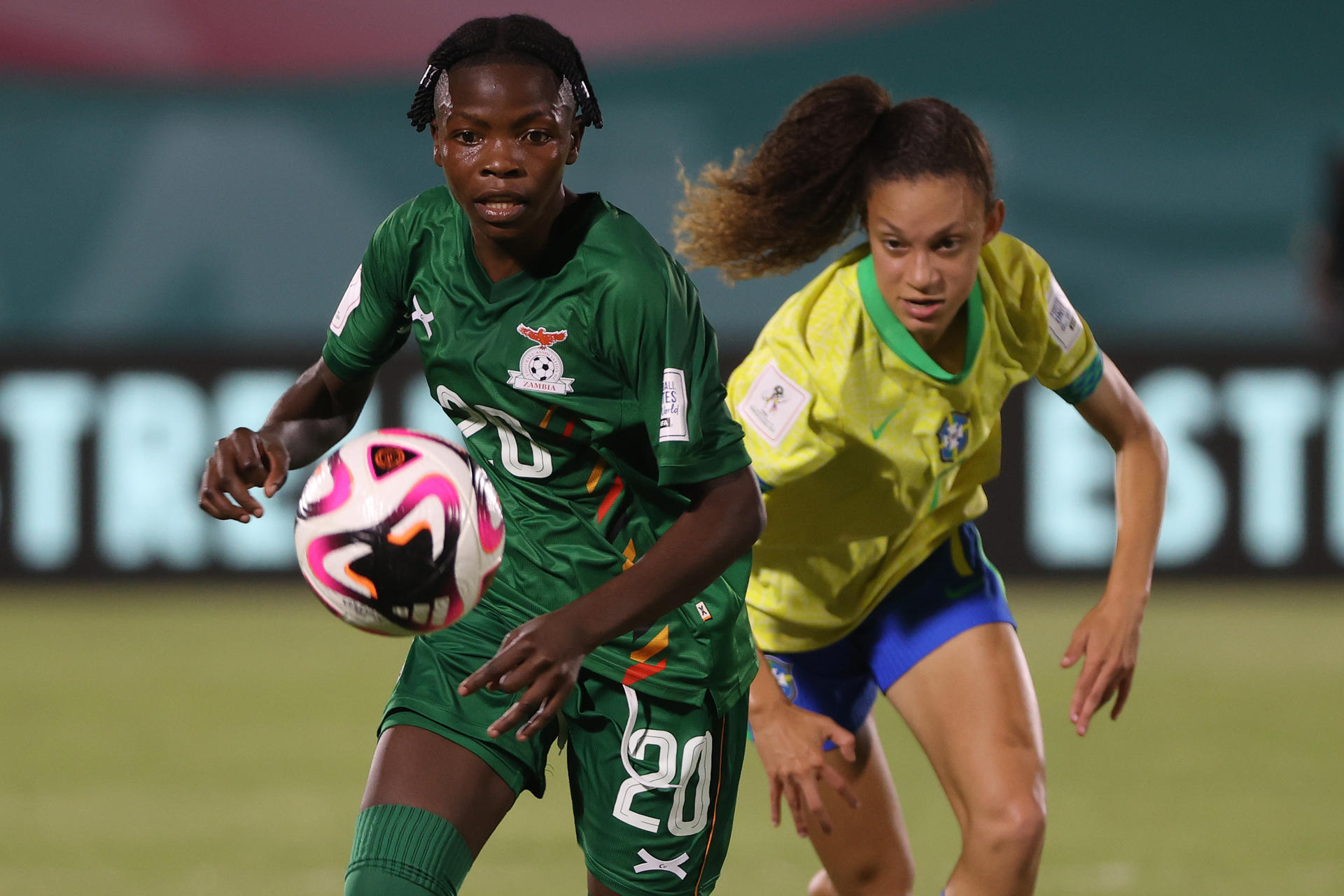 Aninha (d) de Brasil disputa el balón con Saliya Mwanza de Zambia. EFE/Orlando Barría 