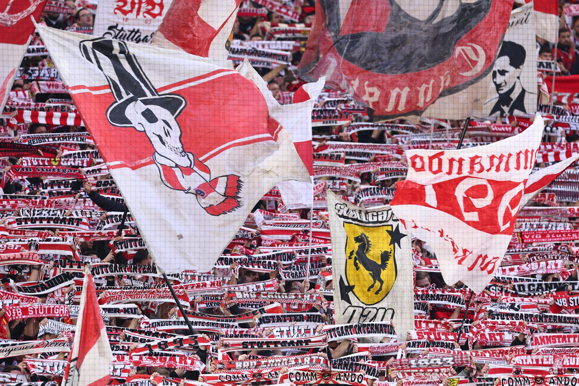 Hinchas del Stuttgart durante el partido de la segunda jornada de la UEFA Champions League que han jugado VFB Stuttgart y Sparta Prague, en Stuttgart, Alemania. EFE/EPA/ANNA SZILAGYI 