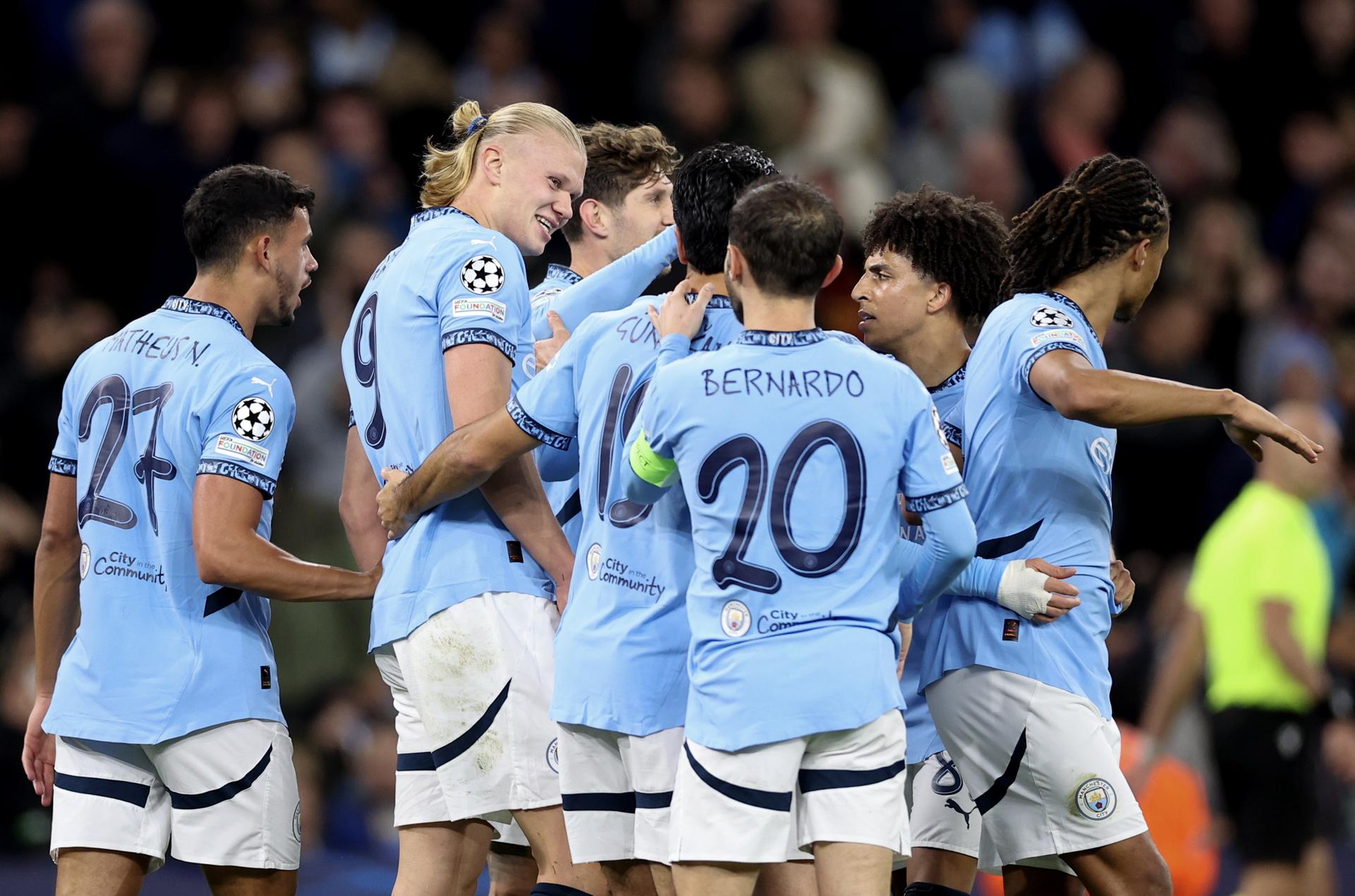 Erling Haaland (2-I) del Manchester City celebra con sus compañeros tras marcar el 2-0 durante el partido de la UEFA Champions League entre el Manchester City y el Sparta de Praga en Manchester, Gran Bretaña, 23 de octubre de 2024. (Liga de Campeones, Reino Unido, Praga). EFE/EPA/ADAM VAUGHAN 