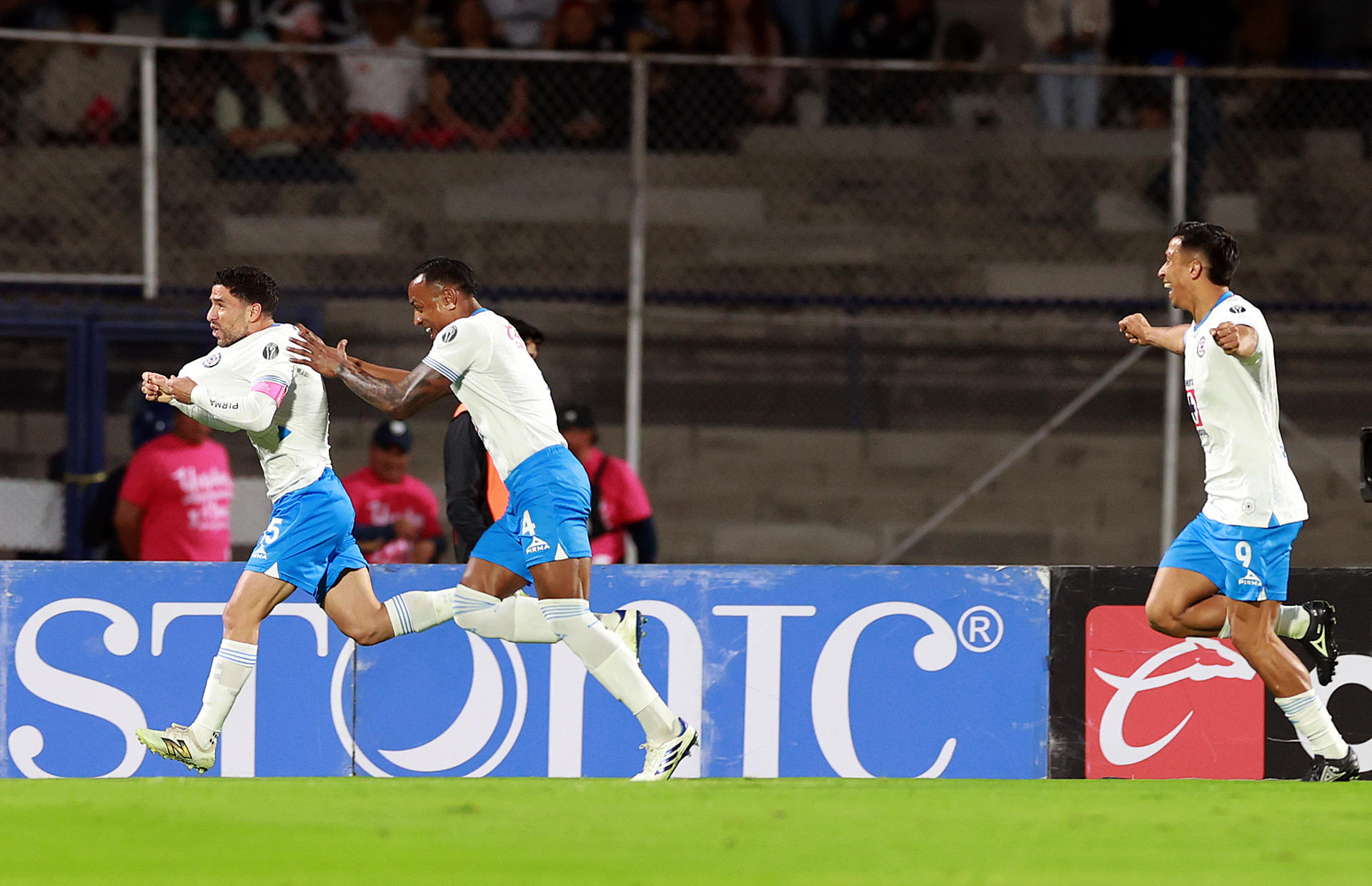 Con conducción argentina, Cruz Azul vence a los Pumas y se confirma como líder del Apertura mexicano