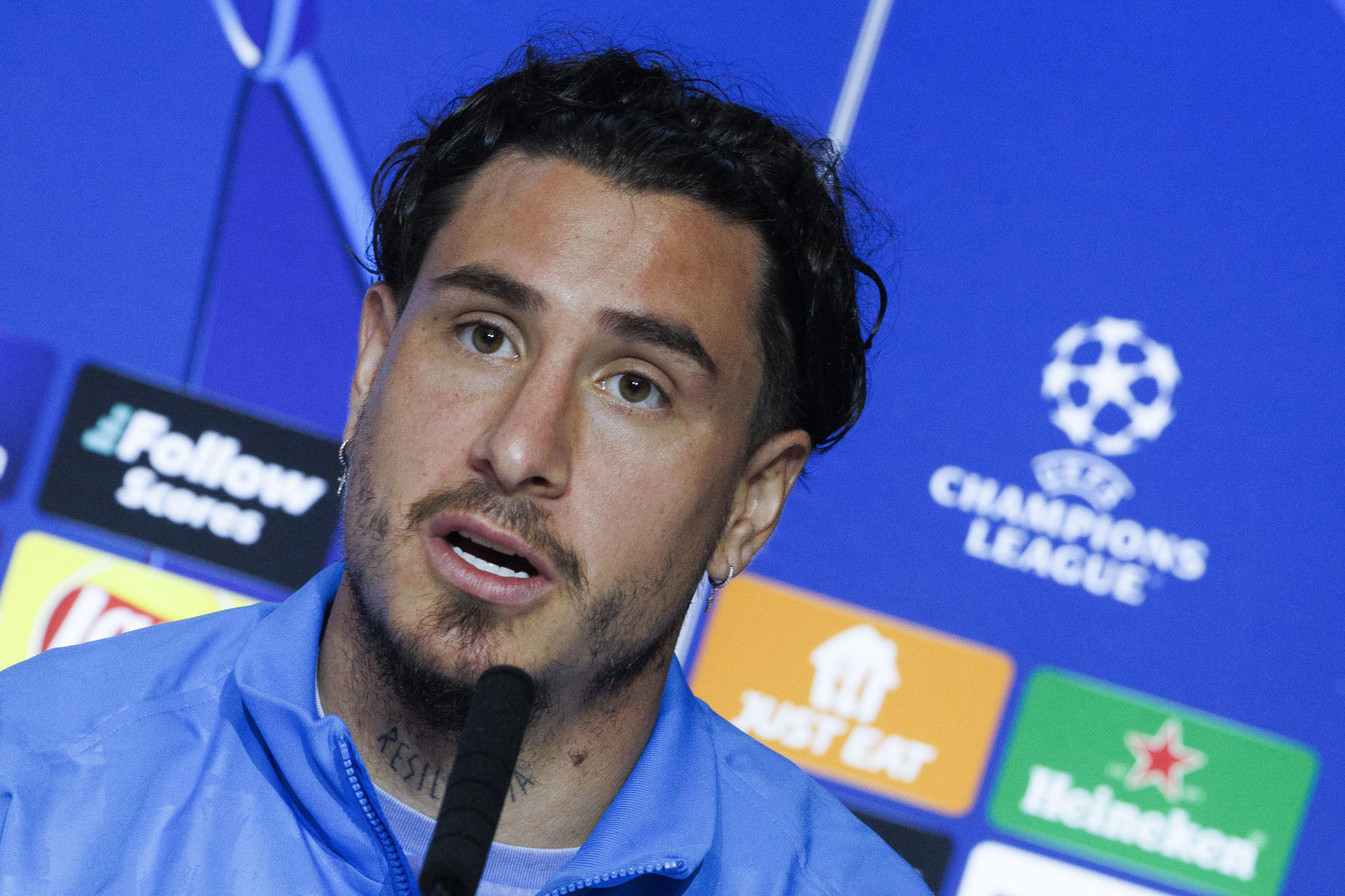 Uruguayo Giménez: «Significa mucho que estén todos con nosotros en un partido tan importante»