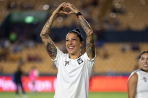 Jennifer Hermoso de Tigres saluda durante un partido en el Estadio Universitario en la ciudad de Monterrey (México). EFE/ Miguel Sierra