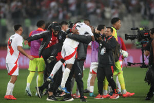 Los jugadores de Perú celebran la victoria ante Uruguay en un partido de las eliminatorias sudamericanas para el Mundial de 2026. EFE/ Paolo Aguilar
