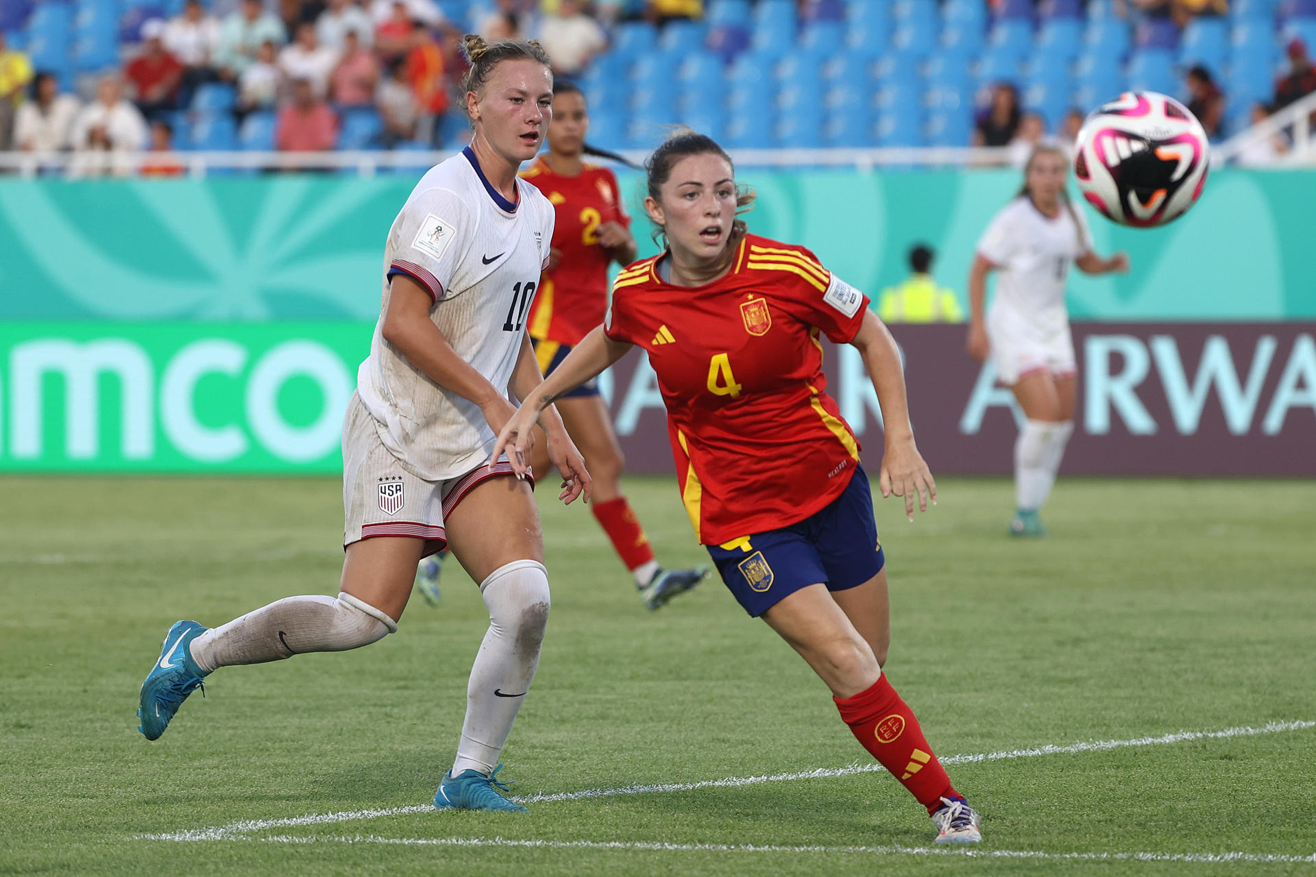 Claudia de la Cuerda, de España, disputa el balón con Kennedy Fuller, de Estados Unidos, en el estadio Olímpico Félix Sánchez de Santo Domingo. EFE/Orlando Barría 