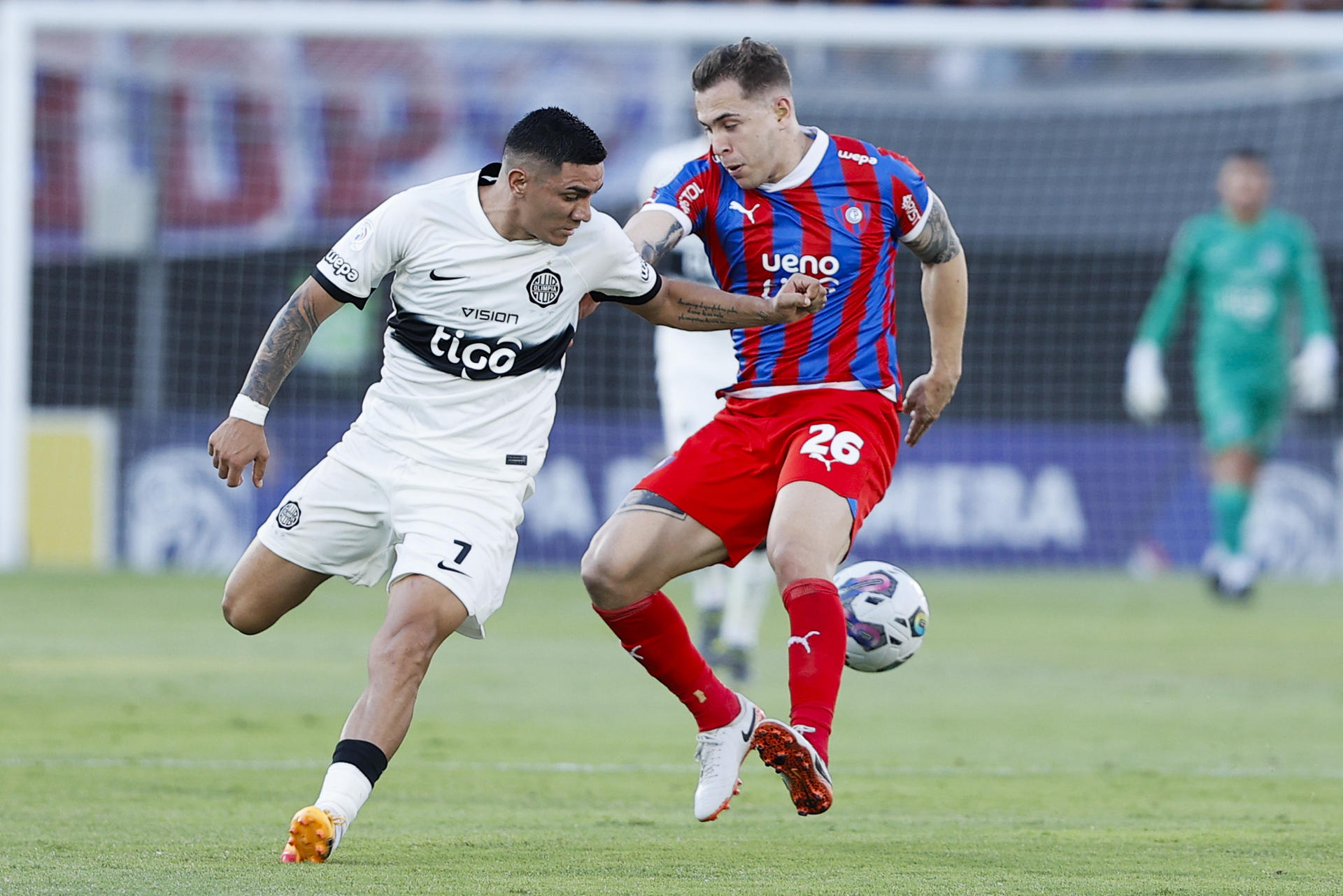 Hugo Fernández (i) de Olimpia disputa el balón con Robert Piris de Cerro en un partido del Torneo Clausura paraguayo entre Olimpia y Cerro, en el estadio Osvaldo Domínguez Dibb en Asunción (Paraguay). EFE/ Juan Pablo Pino 