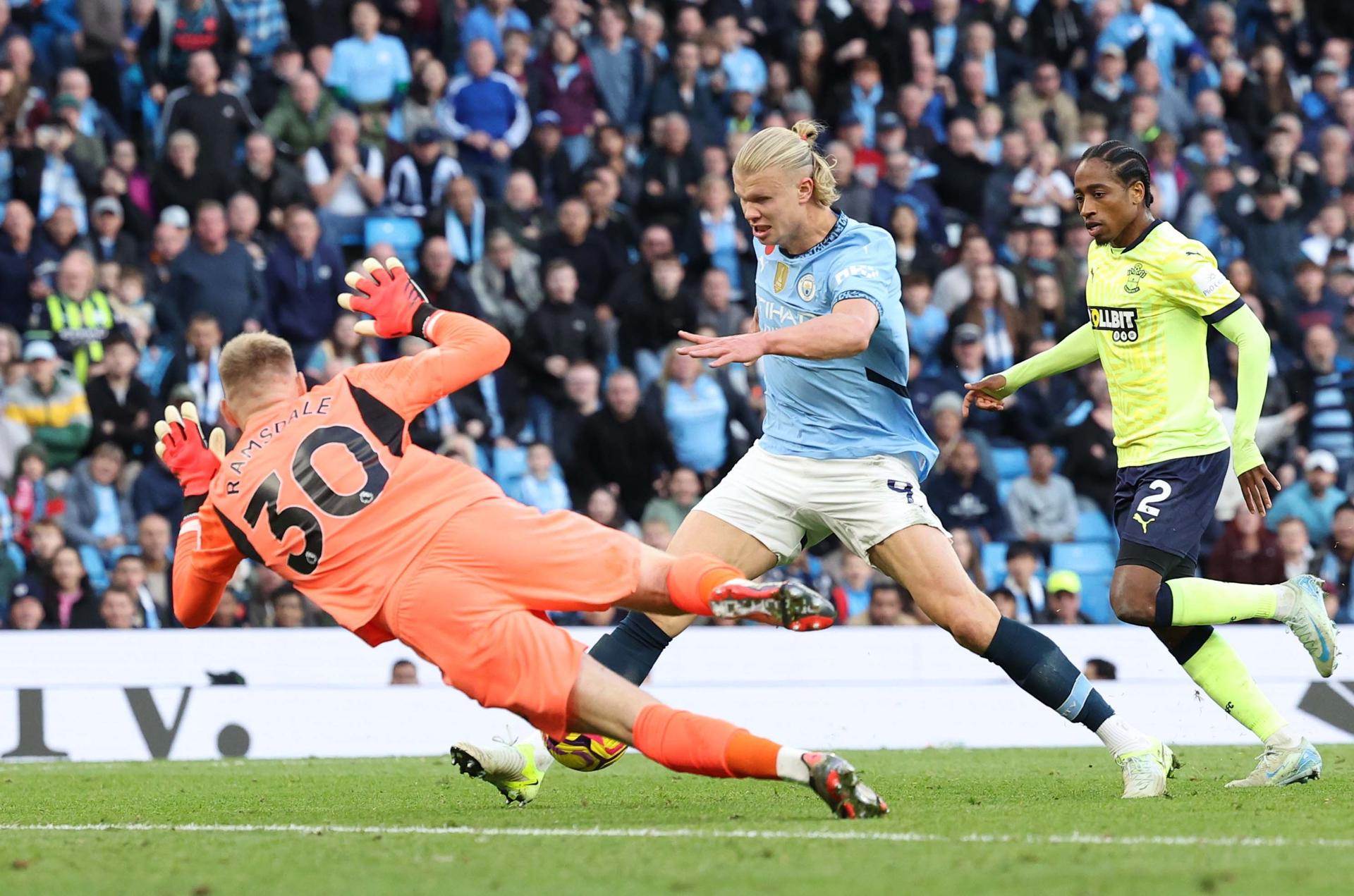 El portero Aaron Ramsdale, del Southampton, frena al delantero Erling Haaland, del City, durante el partido que han jugado Manchester City y Southampton FC, en Mánchester,Reino Unido. EFE/EPA/ADAM VAUGHAN 