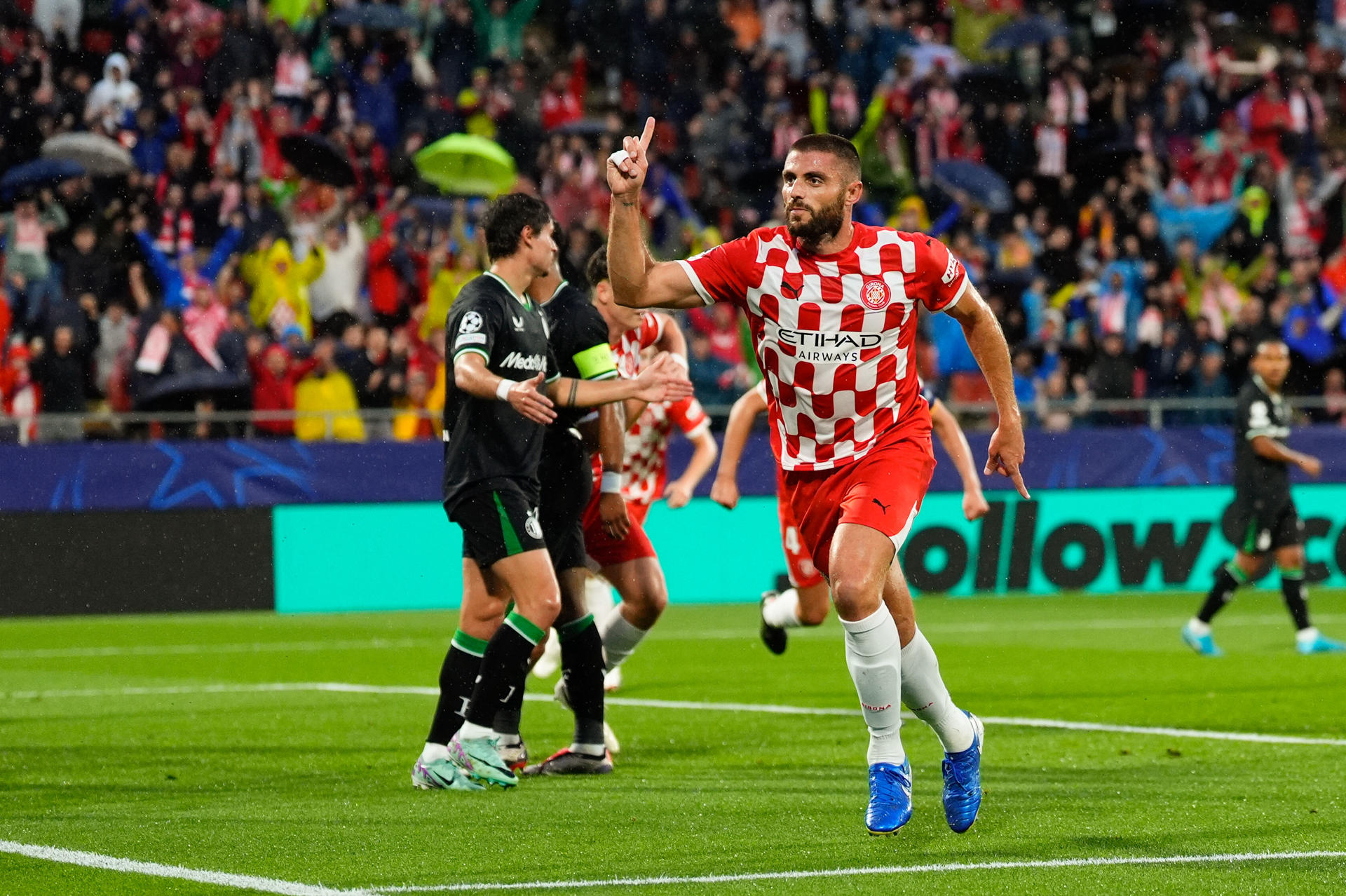 El defensa del Girona David López celebra tras marcar gol ante el Feyenoord, durante el partido de Liga de Campeones que disputan el Girona y el Feyenoord este miércoles en el estadio Montilivi, en Girona. EFE/Siu Wu 