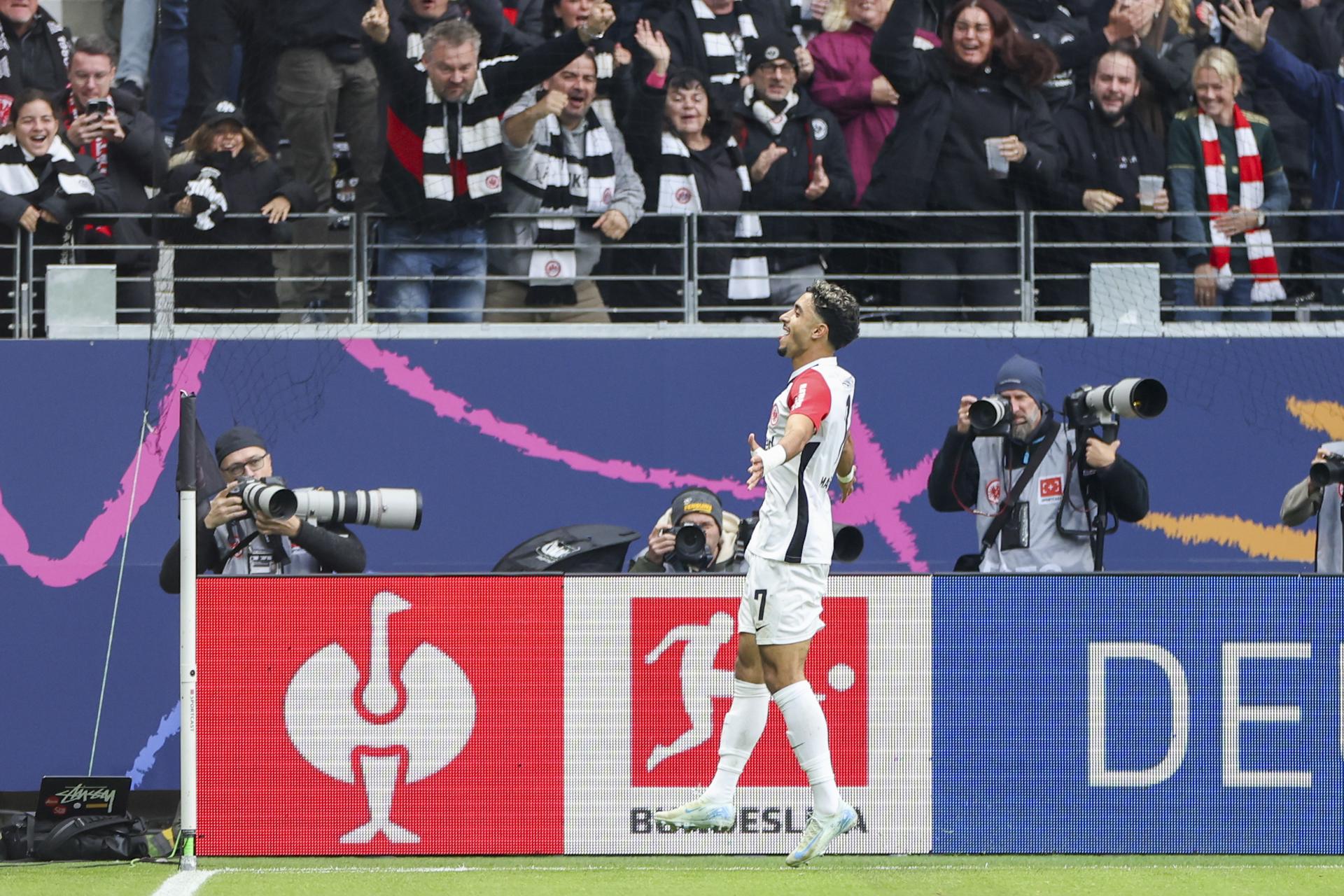 El delantero egipcio Omar Marmoush, del Eintracht de Frankfurt, celebra el 1-1 durante el partido de la Bundesliga que han jugado Eintracht Frankfurt y FC Bayern Munich en Frankfurt, Alemania. EFE/EPA/CHRISTOPHER NEUNDORF
