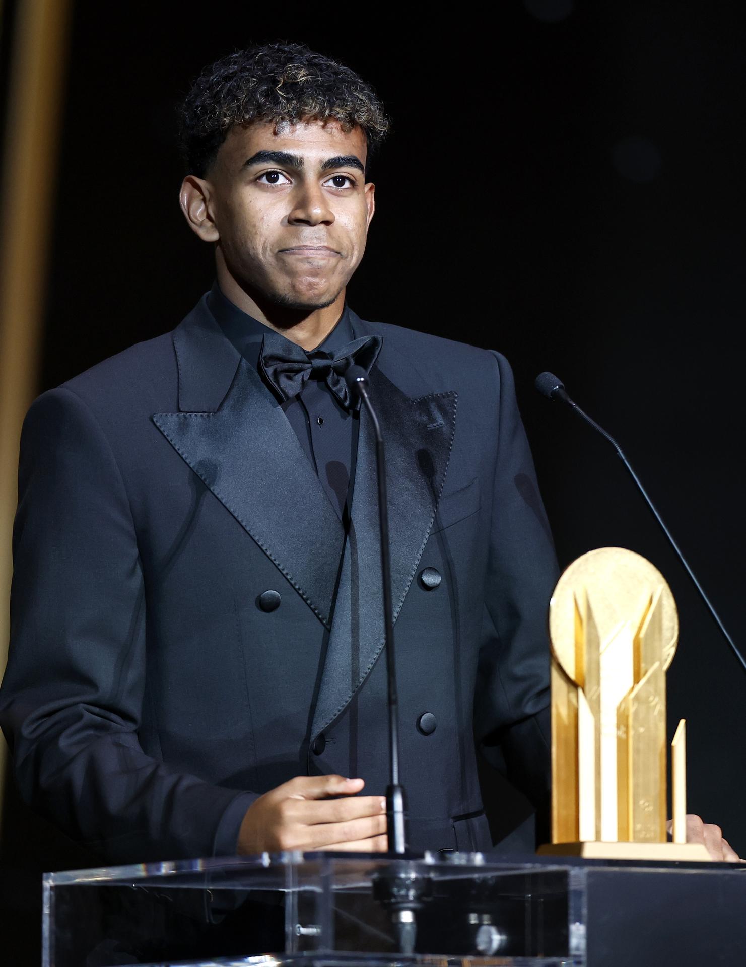 El delantero del Barcelona y de la selección española Lamine Yamal pronuncia su discurso tras recibir el Trofeo Kopa al mejor jugador menor de 21 años en la ceremonia del Balón de Oro 2024 en el Teatro du Chatelet en París, Francia, el 28 de octubre de 2024. EFE/EPA/MOHAMMED BADRA