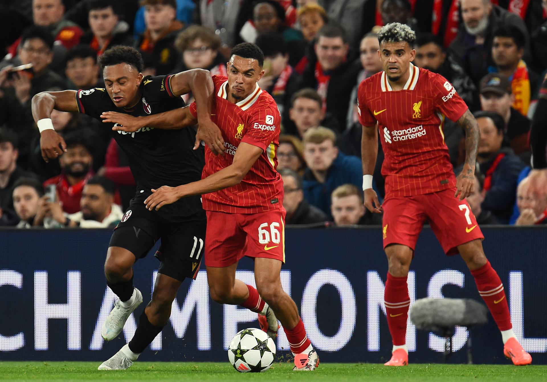 El jugador del Liverpool Trent Alexander-Arnold (d) en acción ante Dan Ndoye, del Bolonia, ()) durante el partido de la segunda jornada de la UEFA Champions League que han jugado Liverpool FC y Bologna FC 1909 en Liverpool, Reino UnidoEFE/EPA/PETER POWELL